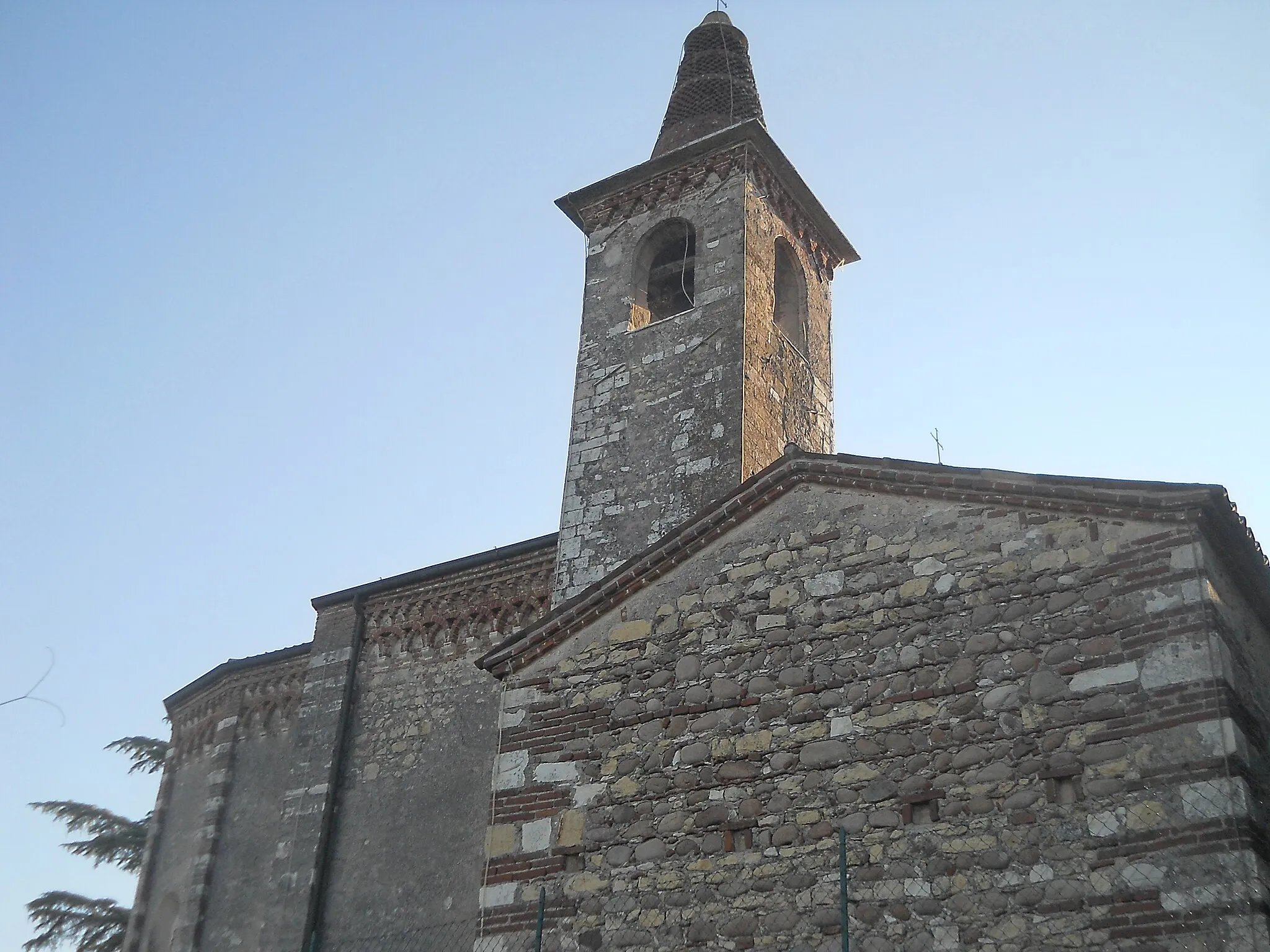 Photo showing: Campanile e abside della chiesetta romanica di San Martino a Corrubbio (frazione di San Pietro in Cariano)