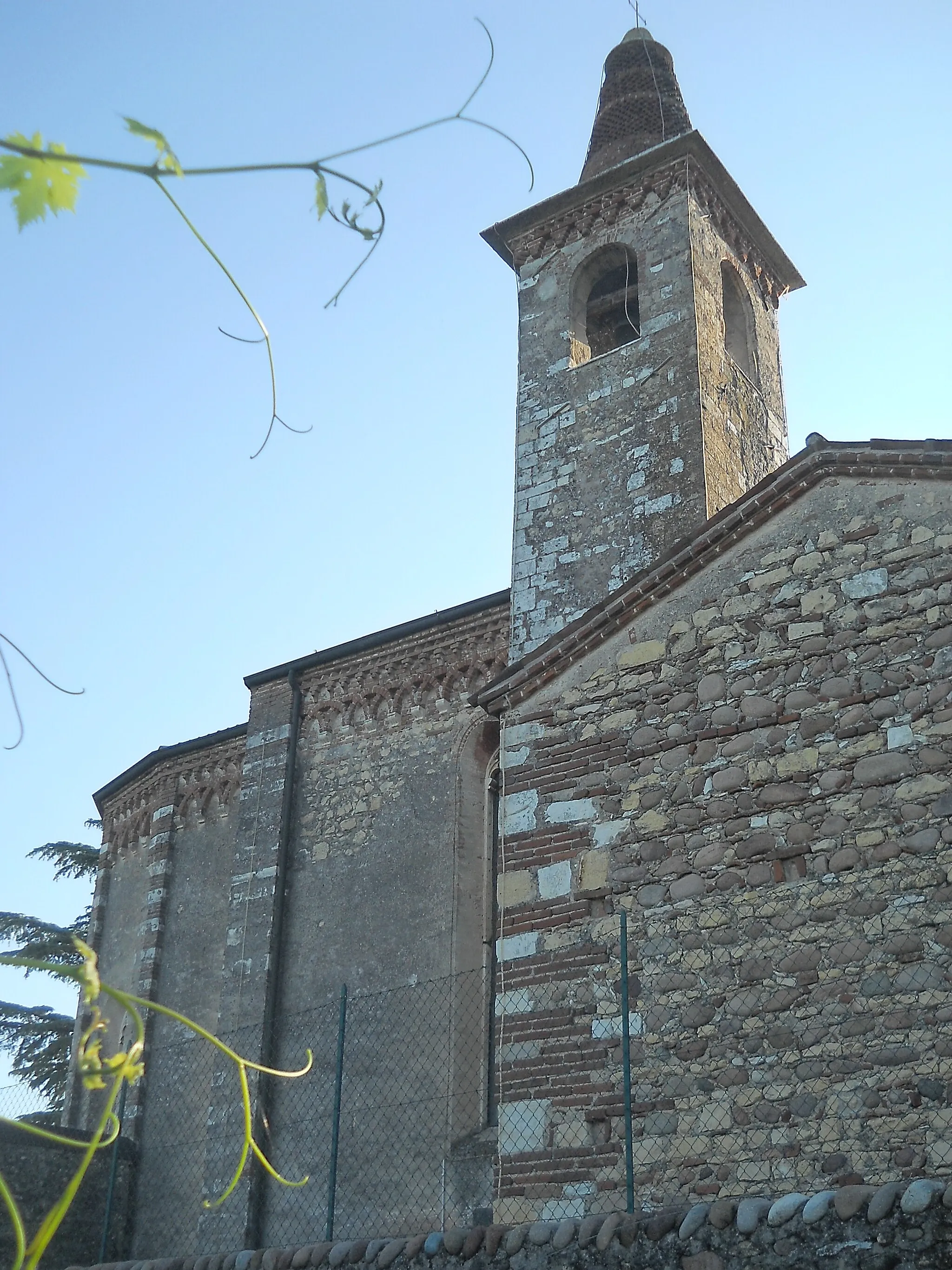 Photo showing: Campanile e abside della chiesetta romanica di San Martino a Corrubbio (frazione di San Pietro in Cariano)