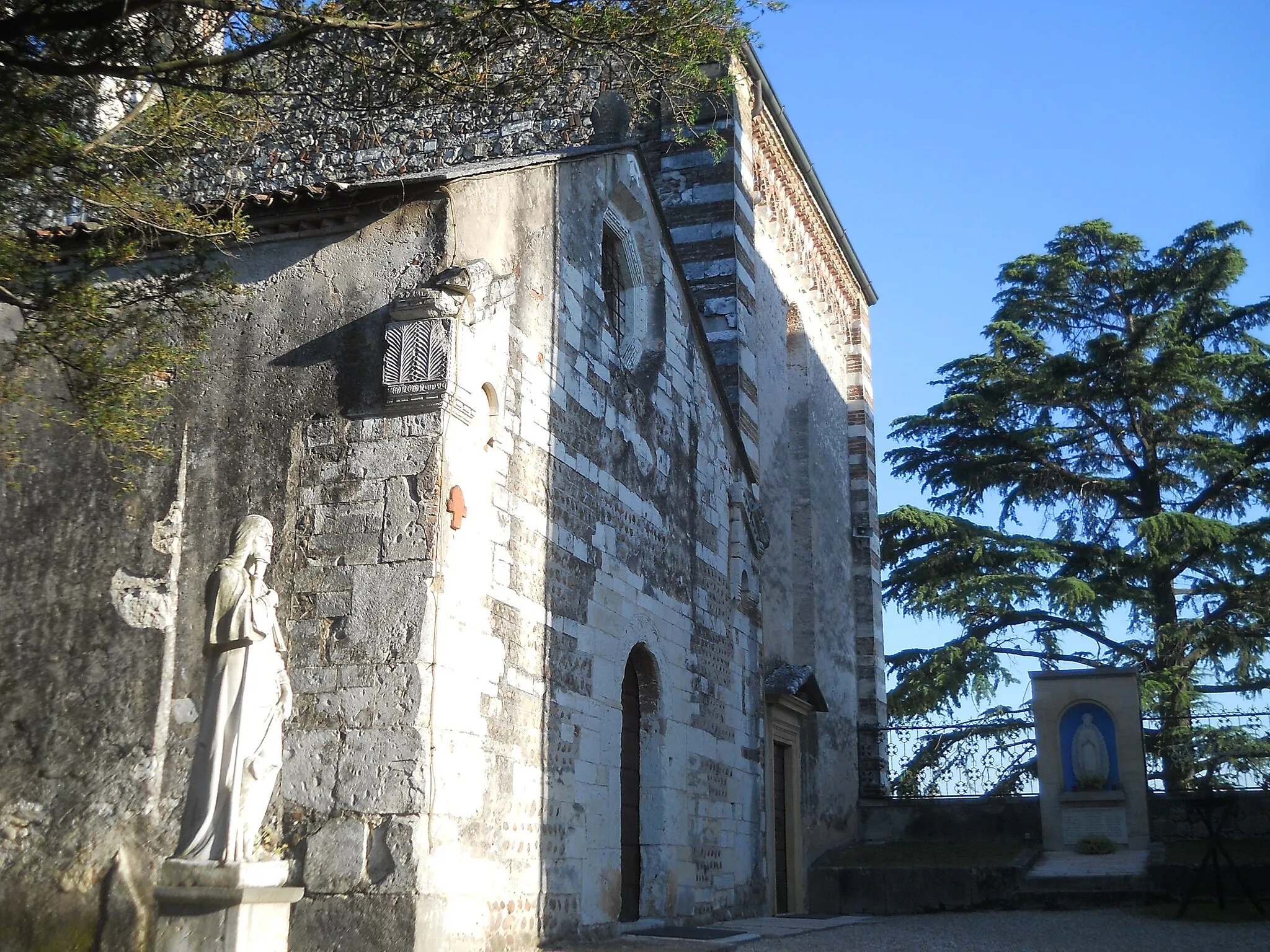 Photo showing: Facciata della chiesetta romanica di San Martino a Corrubbio (frazione di San Pietro in Cariano)