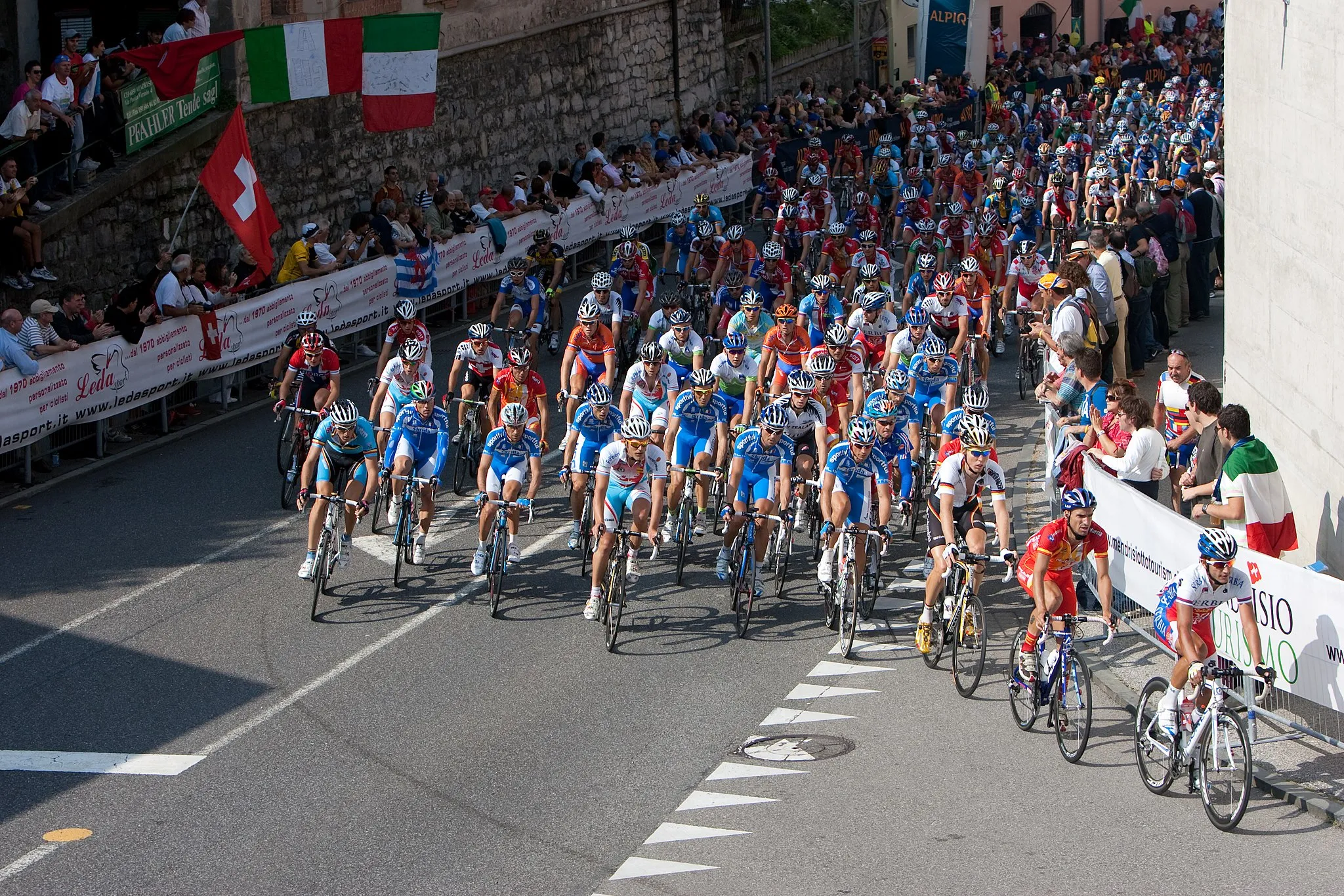 Photo showing: Épreuve élite, le peloton aux championnats du monde de cyclisme à Mendrisio en 2009.