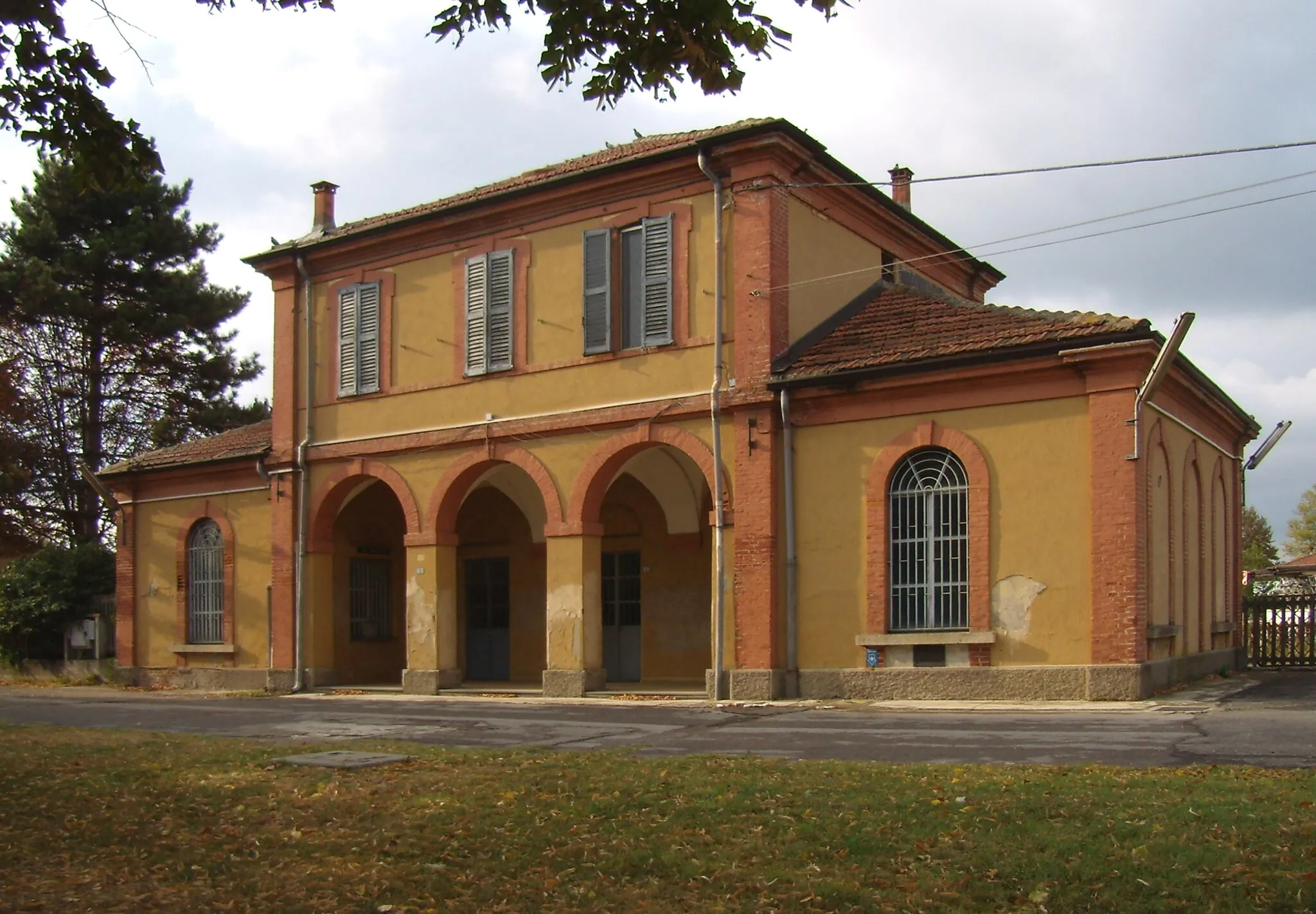 Photo showing: Railway station in Ospedaletto Lodigiano, Italy.