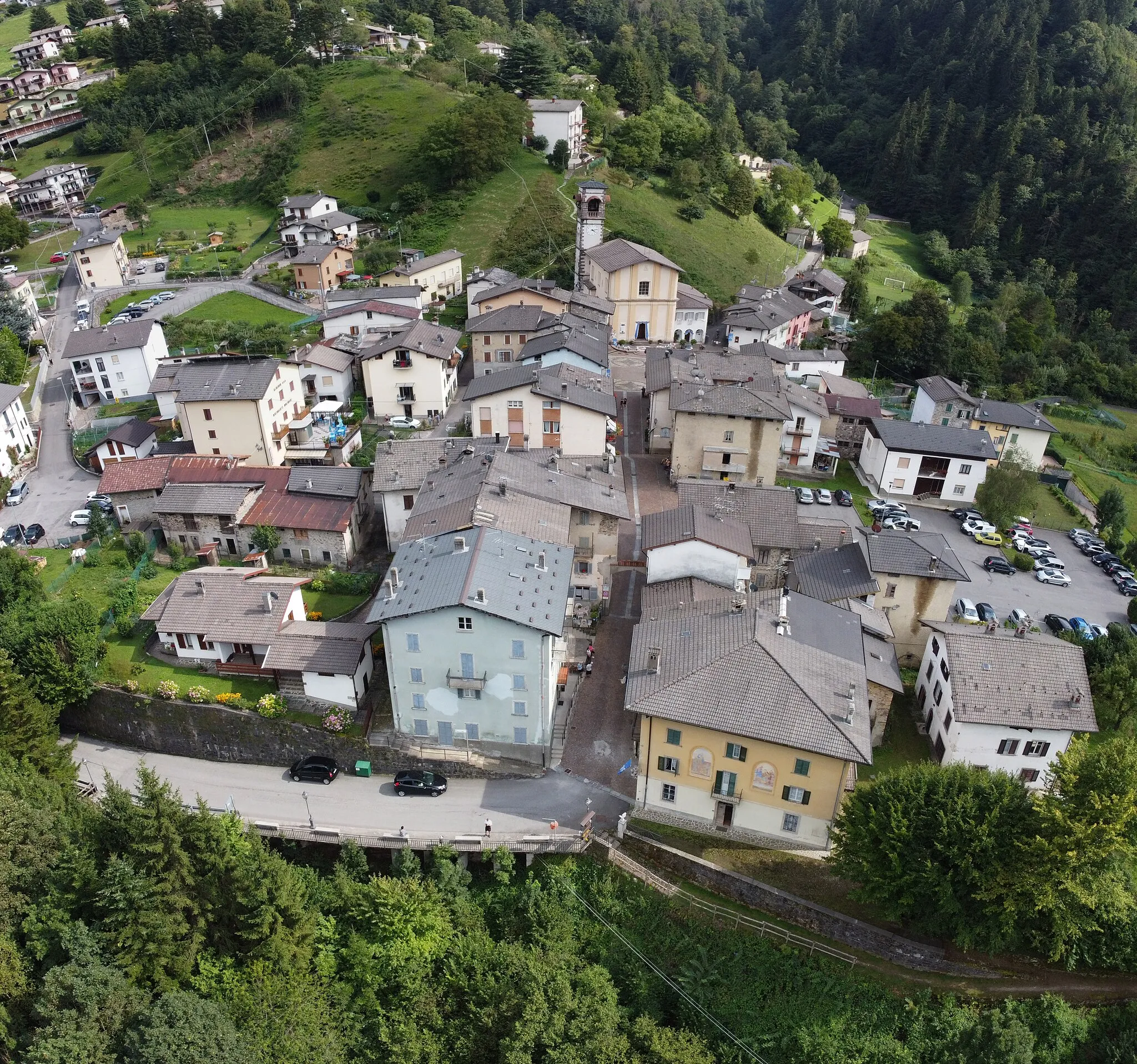 Photo showing: Panoramica di Piazzolo realizzata con un drone.