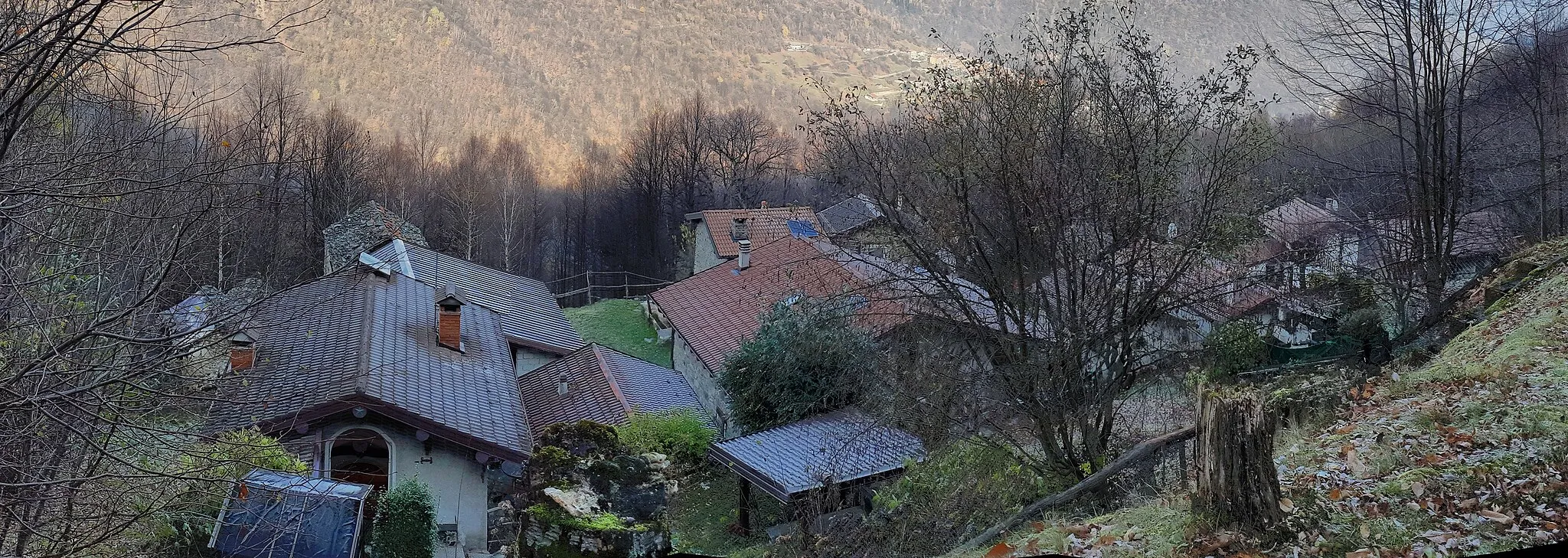 Photo showing: L'abitato di Sciee, inquadrato dall'alto, dalla strada per Nessa, in un tratto percorso dalla Via dei Monti Lariani 4.