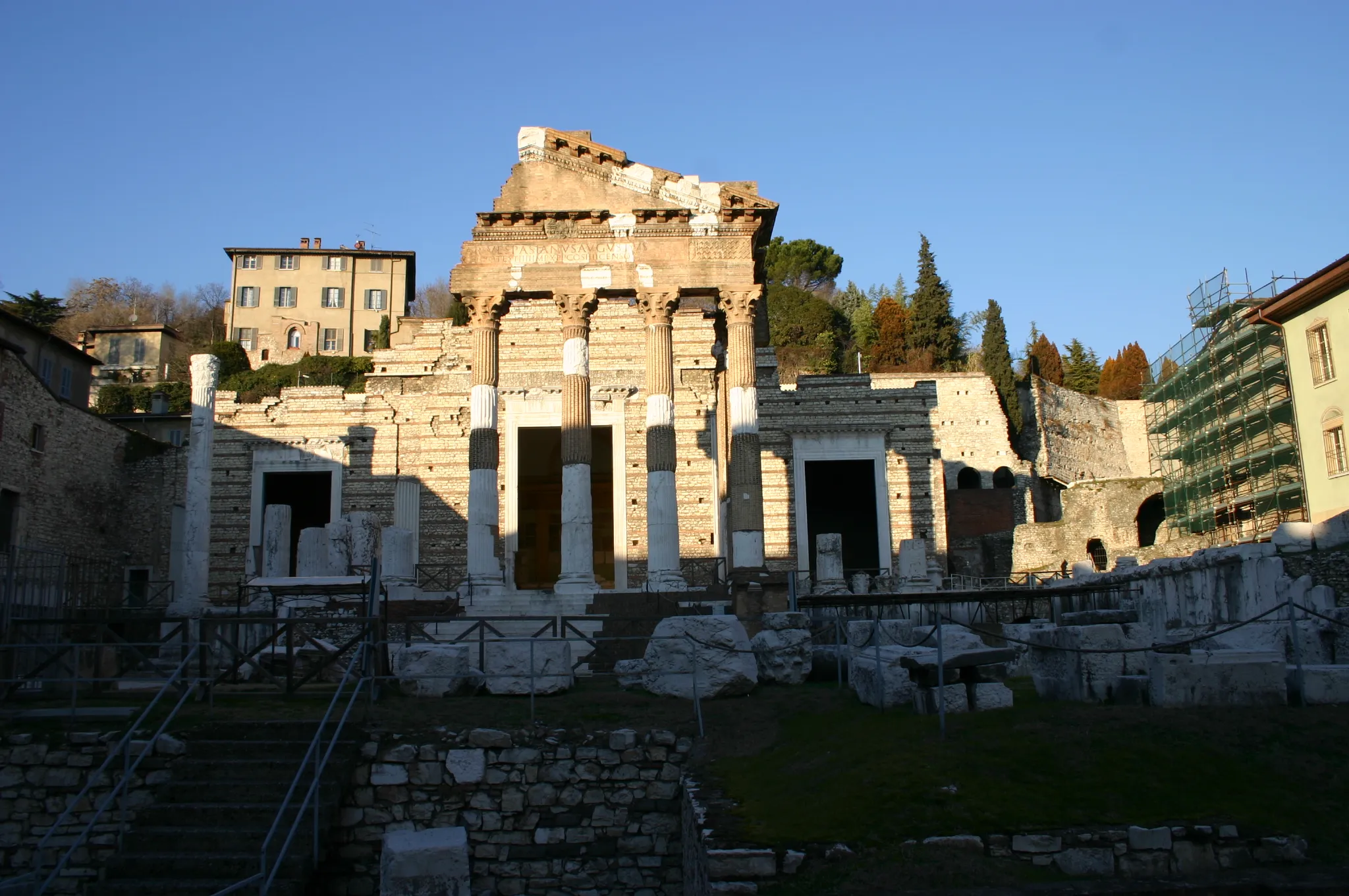 Photo showing: The Capitoline temple in Brescia (Italy), in the former Roman Forum. Picture by Giovanni Dall'Orto, December 31 2007.