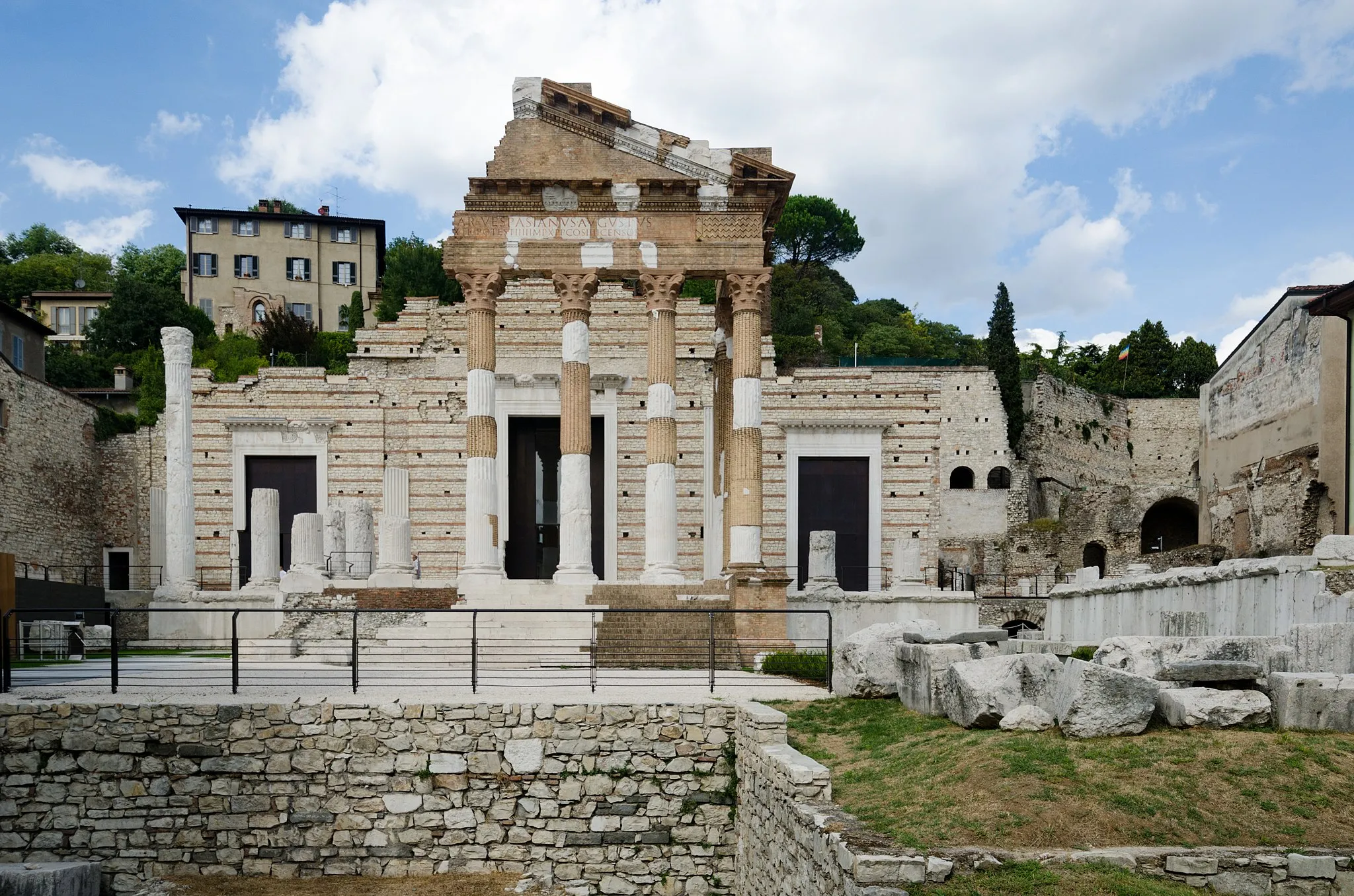 Photo showing: The Capitolium in Brescia, Italy, a UNESCO World Heritage Site.