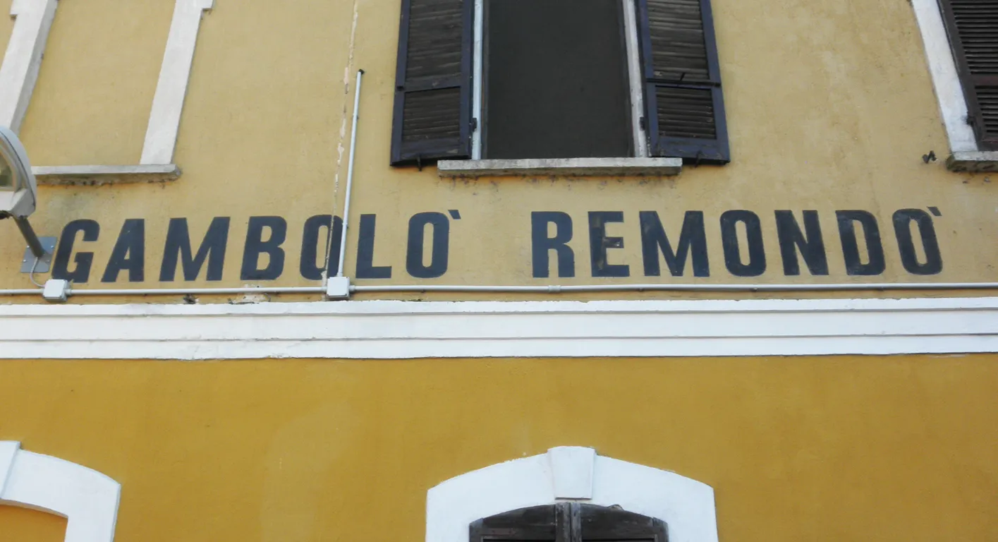 Photo showing: Scritta alla stazione ferroviaria di Gambolò-Remondò