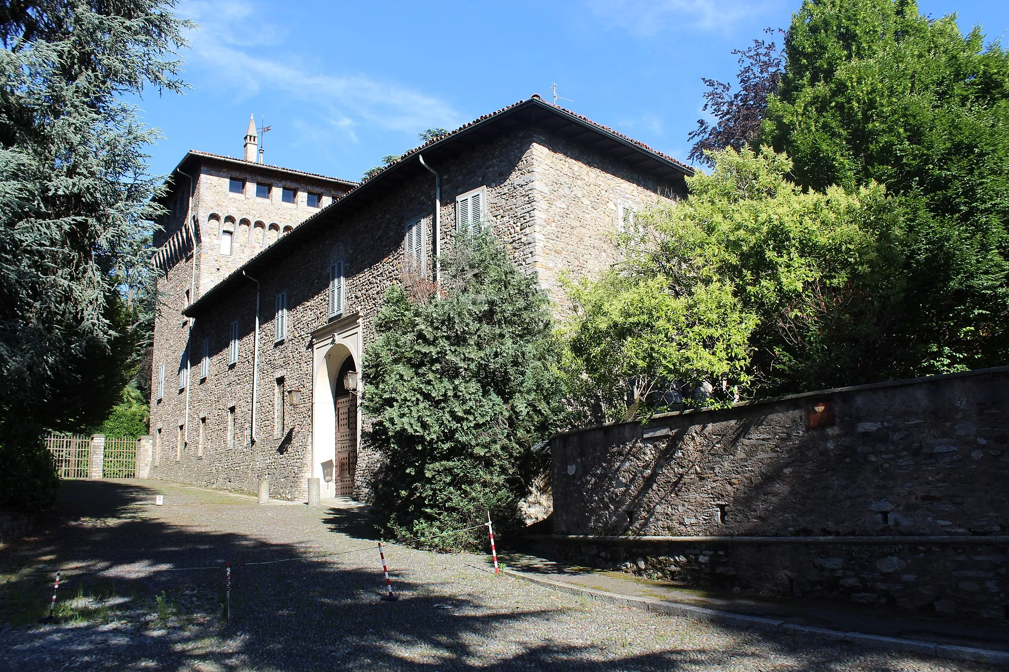 Photo showing: The area of the Crenna castle includes several buildings. This one is located in via Giovanni da Locarno, Salita Visconti.