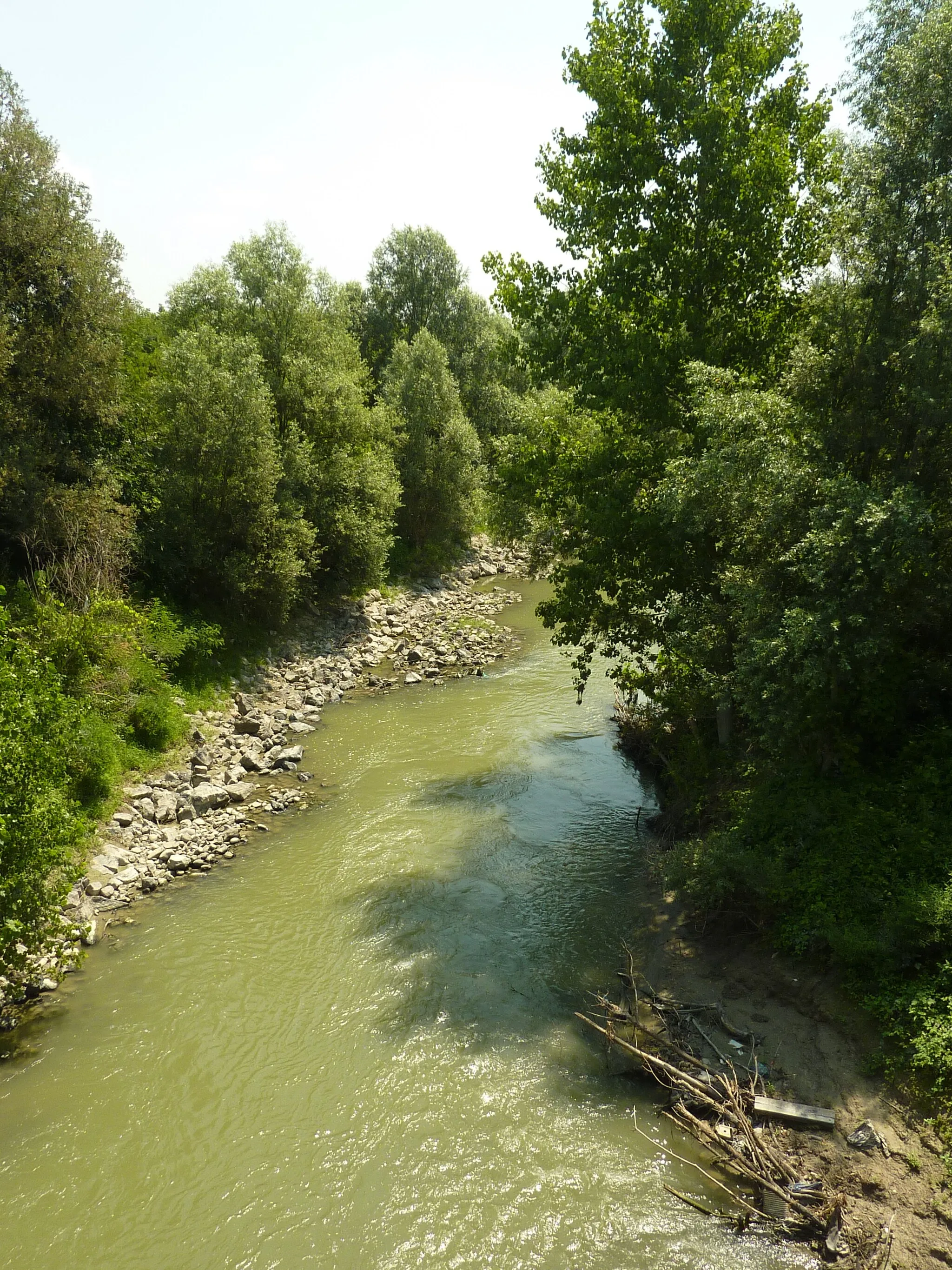 Photo showing: The river Parma seen from the bridge Albertelli at Mezzano Rondani (Parma)