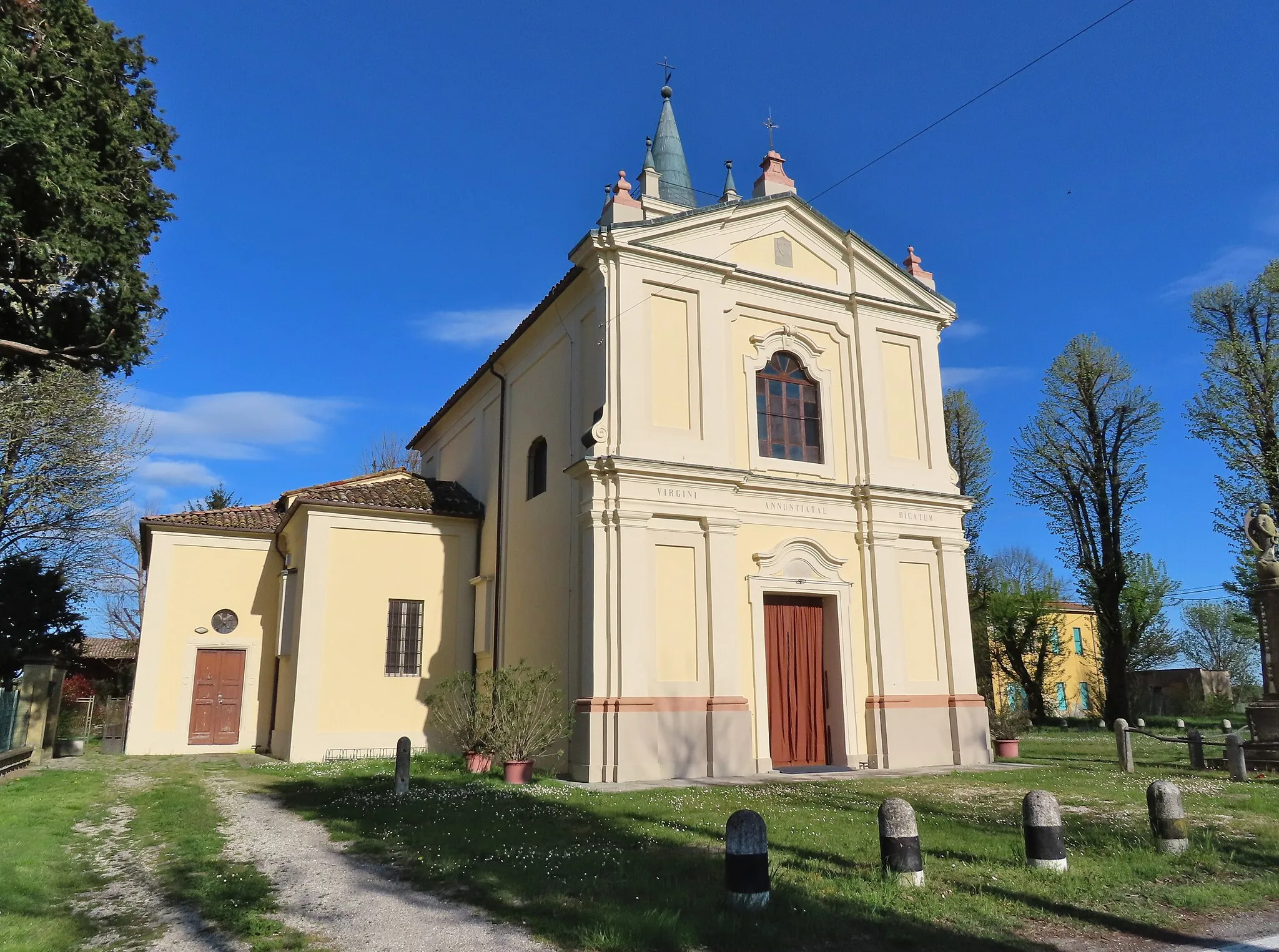 Photo showing: Facciata e lato nord della chiesa dell'Annunciazione di Maria Vergine