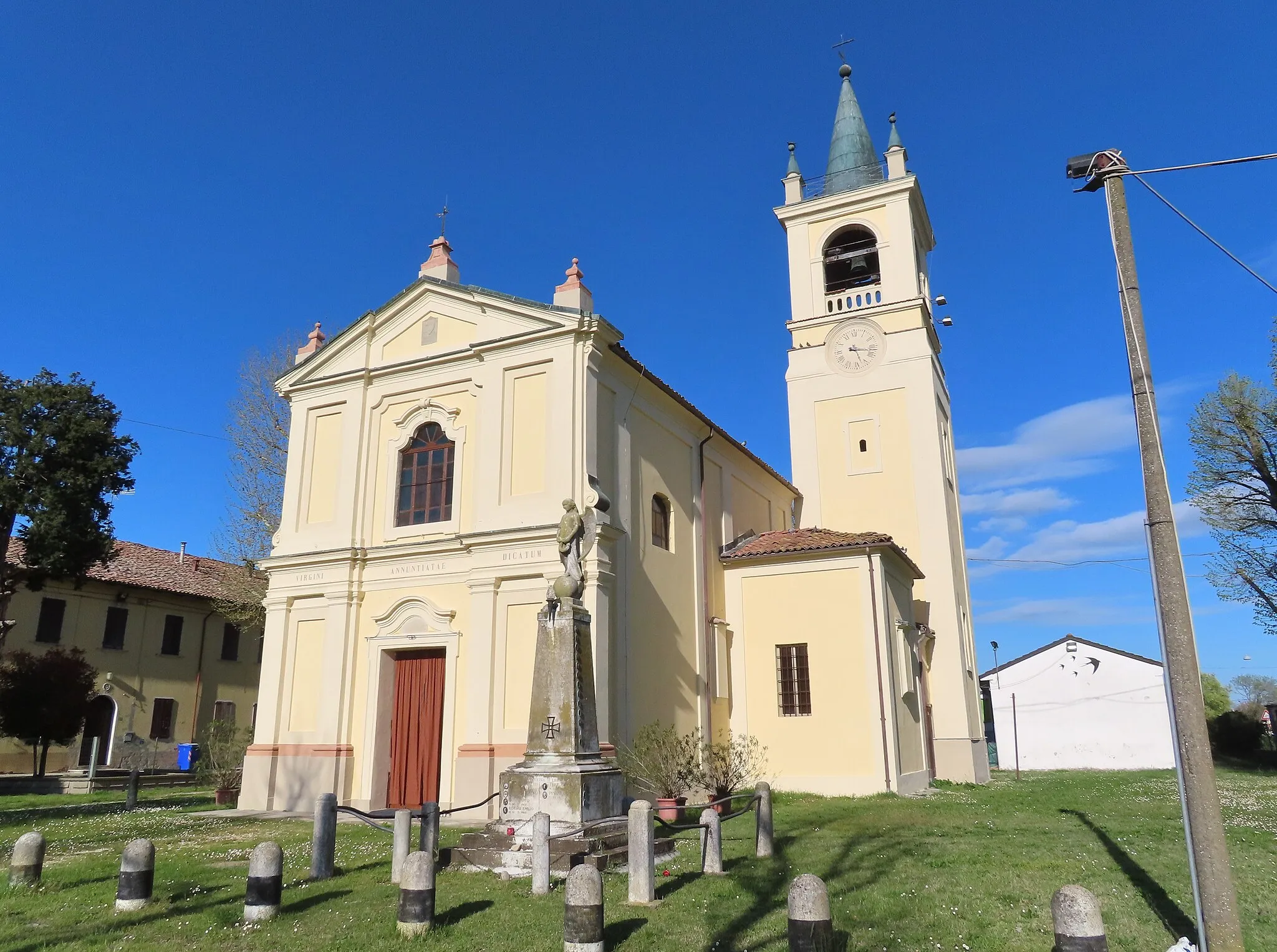 Photo showing: Facciata e lato sud della chiesa dell'Annunciazione di Maria Vergine