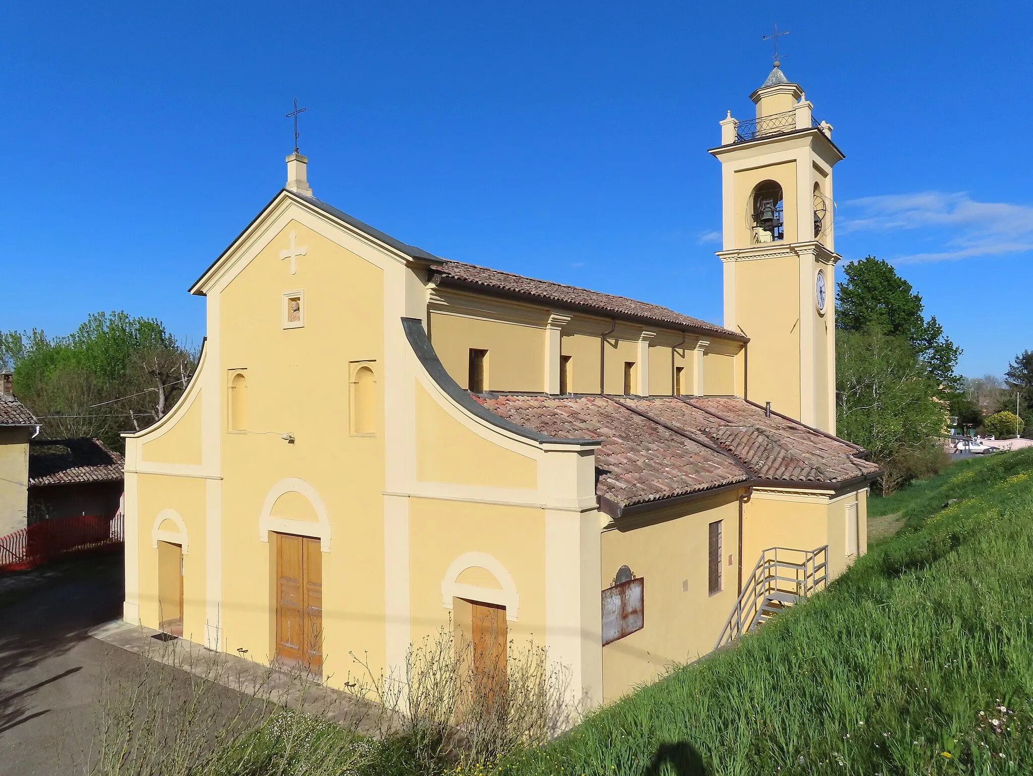 Photo showing: Facciata e lato sud della chiesa di San Pietro Apostolo