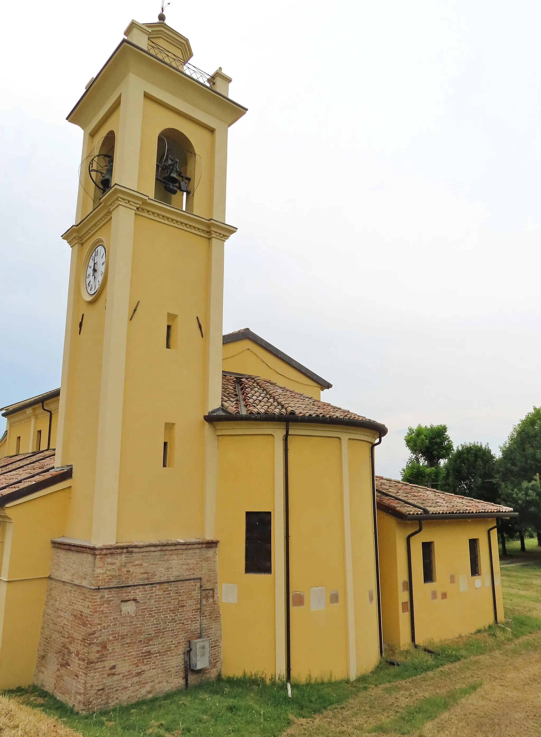 Photo showing: Abside e campanile della chiesa di San Pietro Apostolo