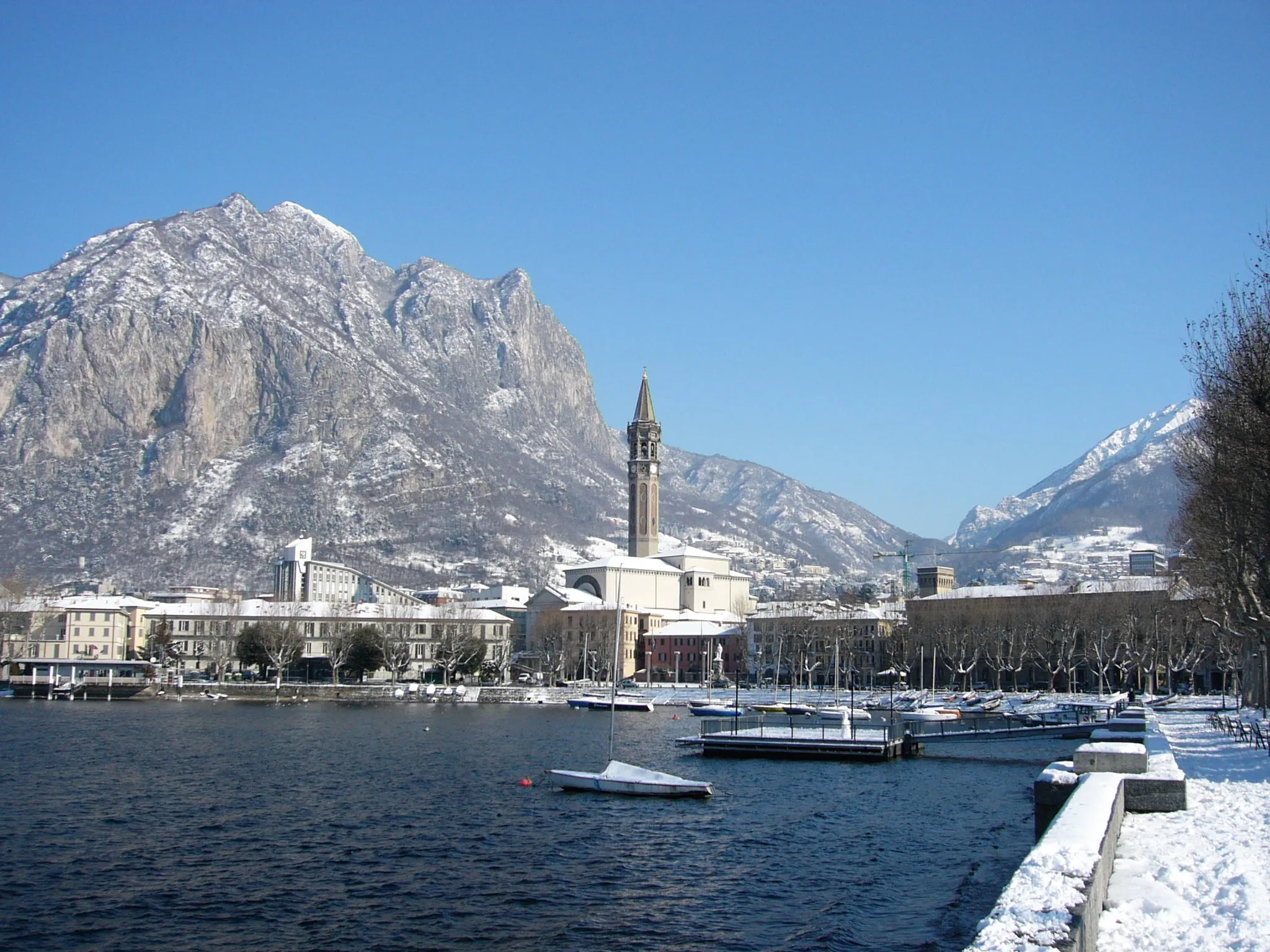 Photo showing: Lecco innevata, sullo sfondo il Monte San Martino