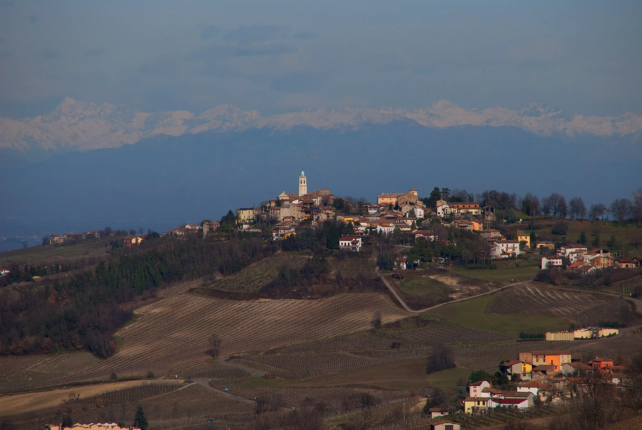 Photo showing: Paese di Golferenzo (Pv) fotografato da Pometo (Pv) con le Alpi sullo sfondo.