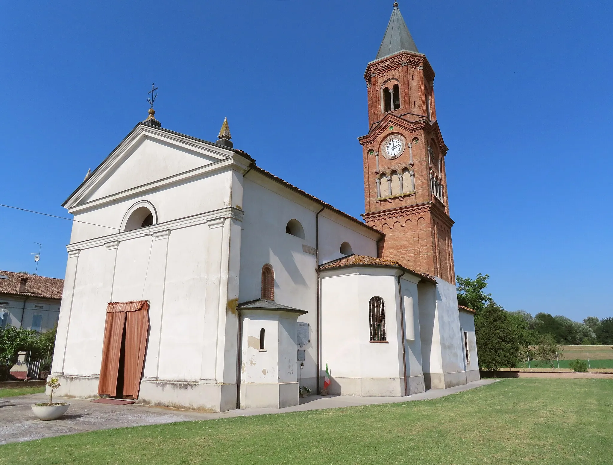 Photo showing: Facciata e lato sud della chiesa di Sant'Andrea Apostolo