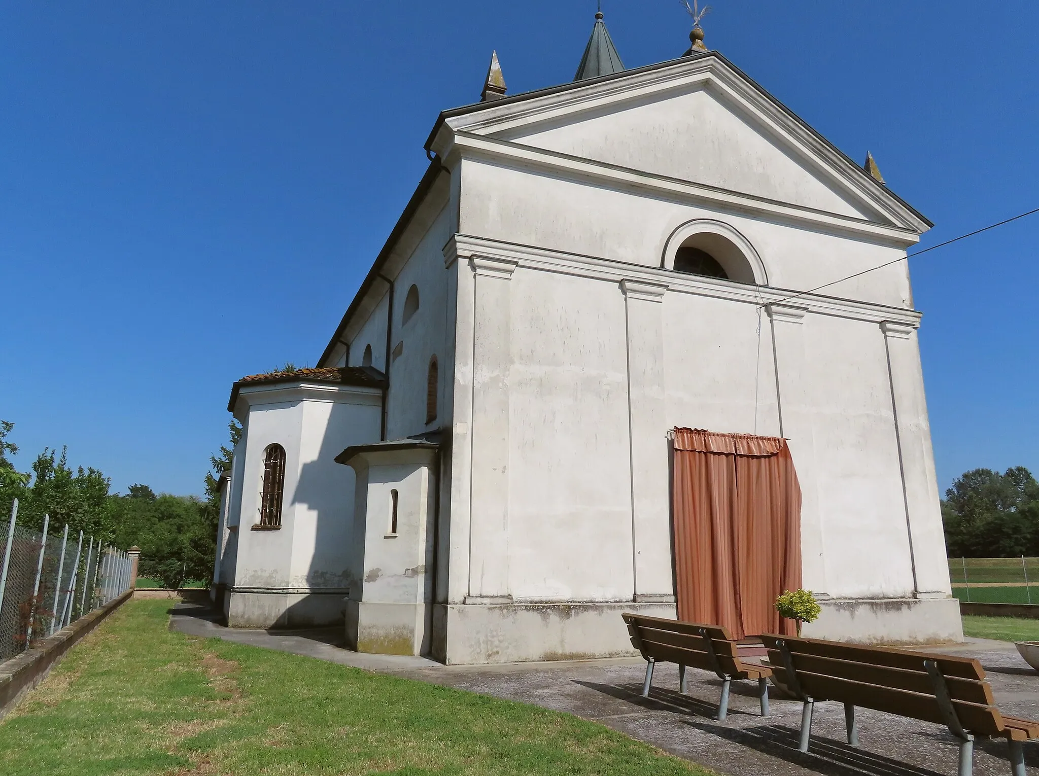 Photo showing: Facciata e lato nord della chiesa di Sant'Andrea Apostolo