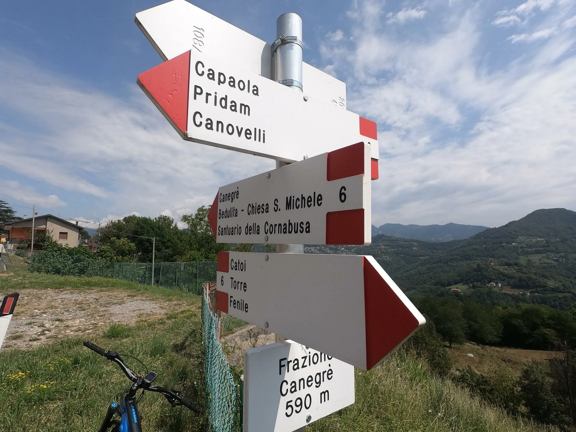 Photo showing: guidepost for openstreetmap