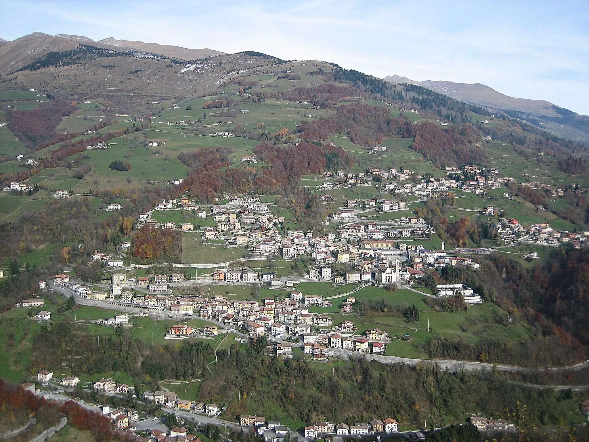 Photo showing: Panorama del paese di Gorno visto dal monumento del Cristo Re