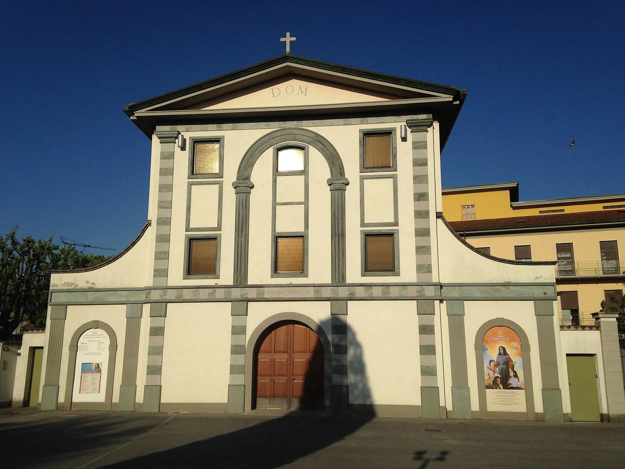 Photo showing: Facciata d'ingresso della chiesa della Sacra Famiglia a Seriate
