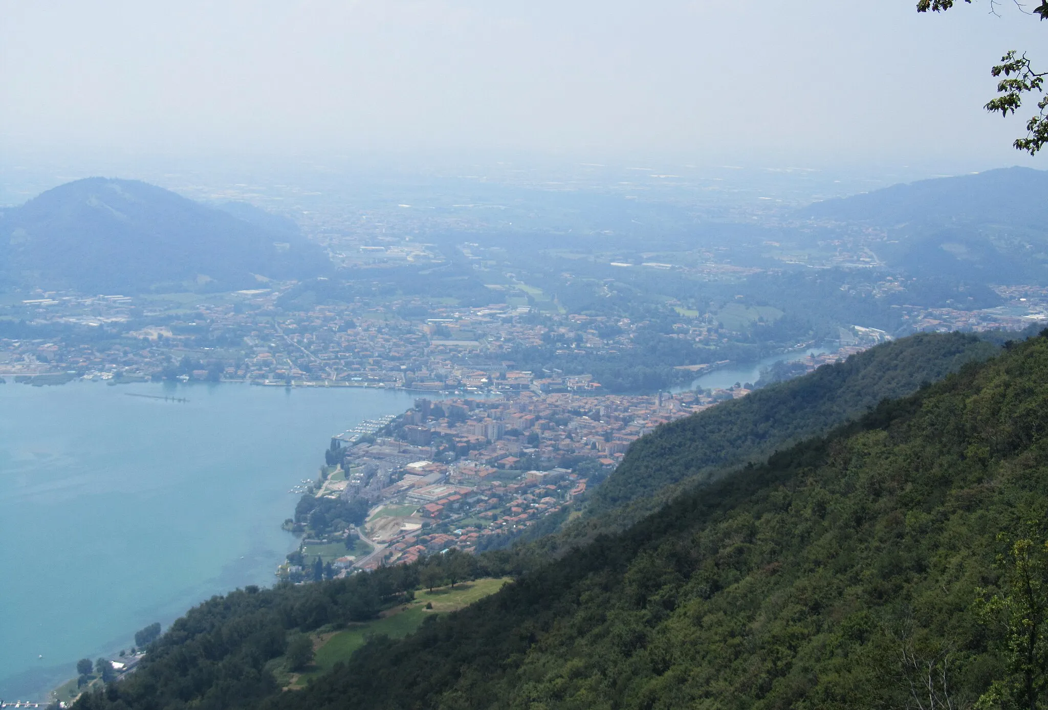 Photo showing: View over Sarnico (in the foreground), the outward flow of River Oglio, and Paratico (behind)