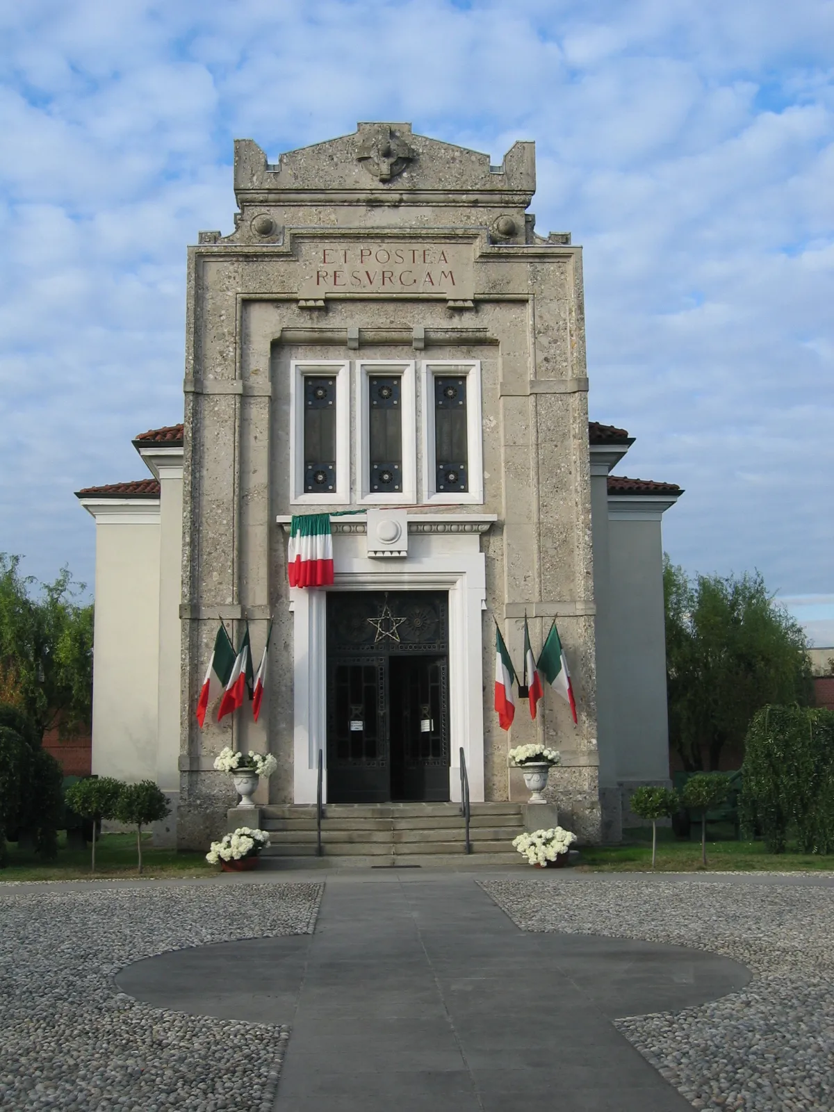 Photo showing: La cappella dei caduti del cimitero di Treviglio così come si presenta nei giorni di festa.