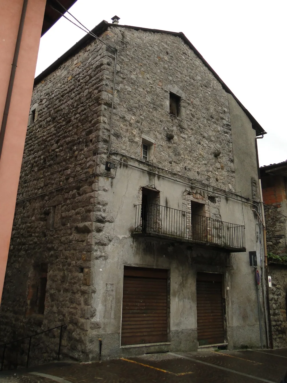Photo showing: Casa torre, XII sec. Sede comunale dal XIII al XV secolo. Vertova (BG). Italia