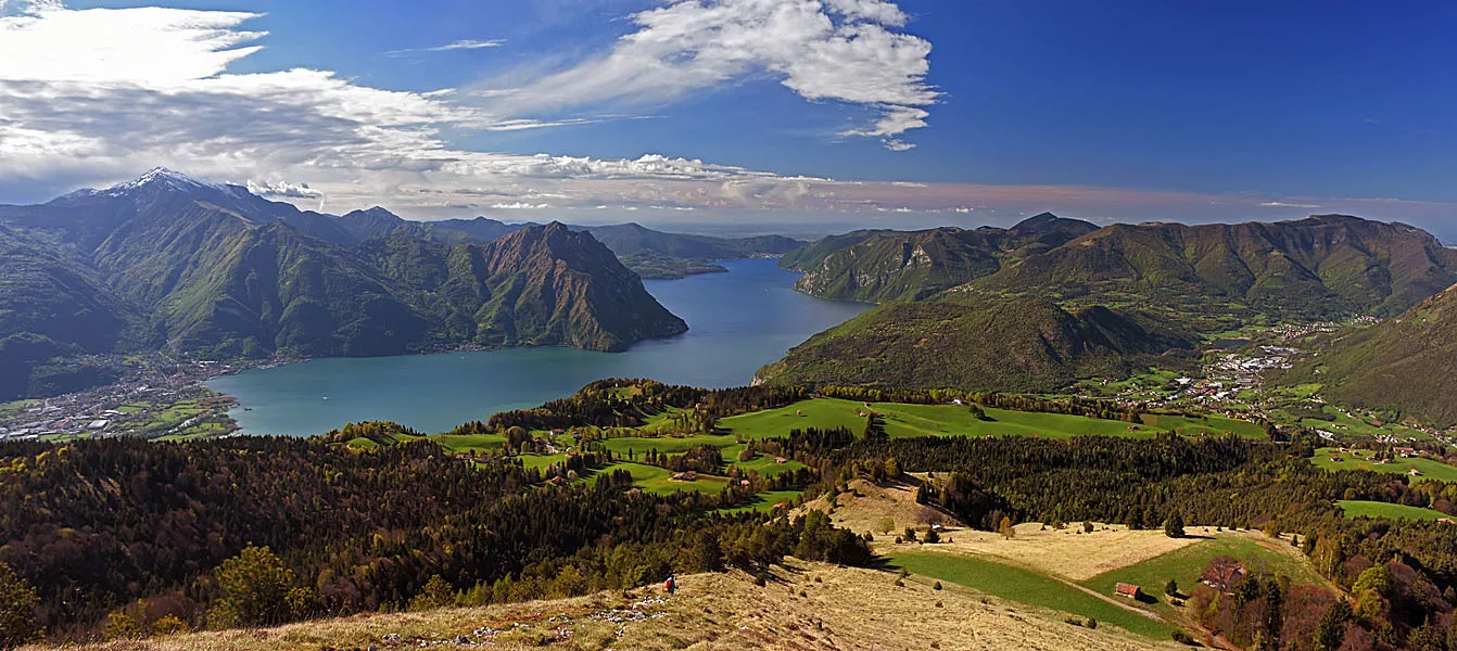 Photo showing: The view from Monte Colombina on the plateau of Bossico and Lake Iseo.