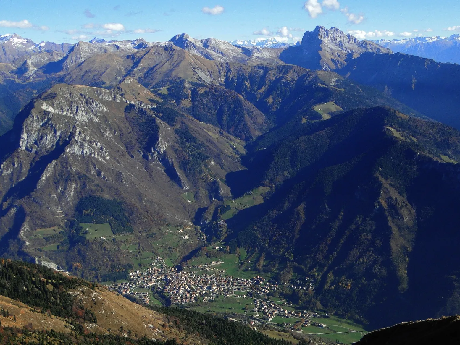 Photo showing: Panorama di Ardesio, valle Seriana (BG) con la Presolana sullo sfondo