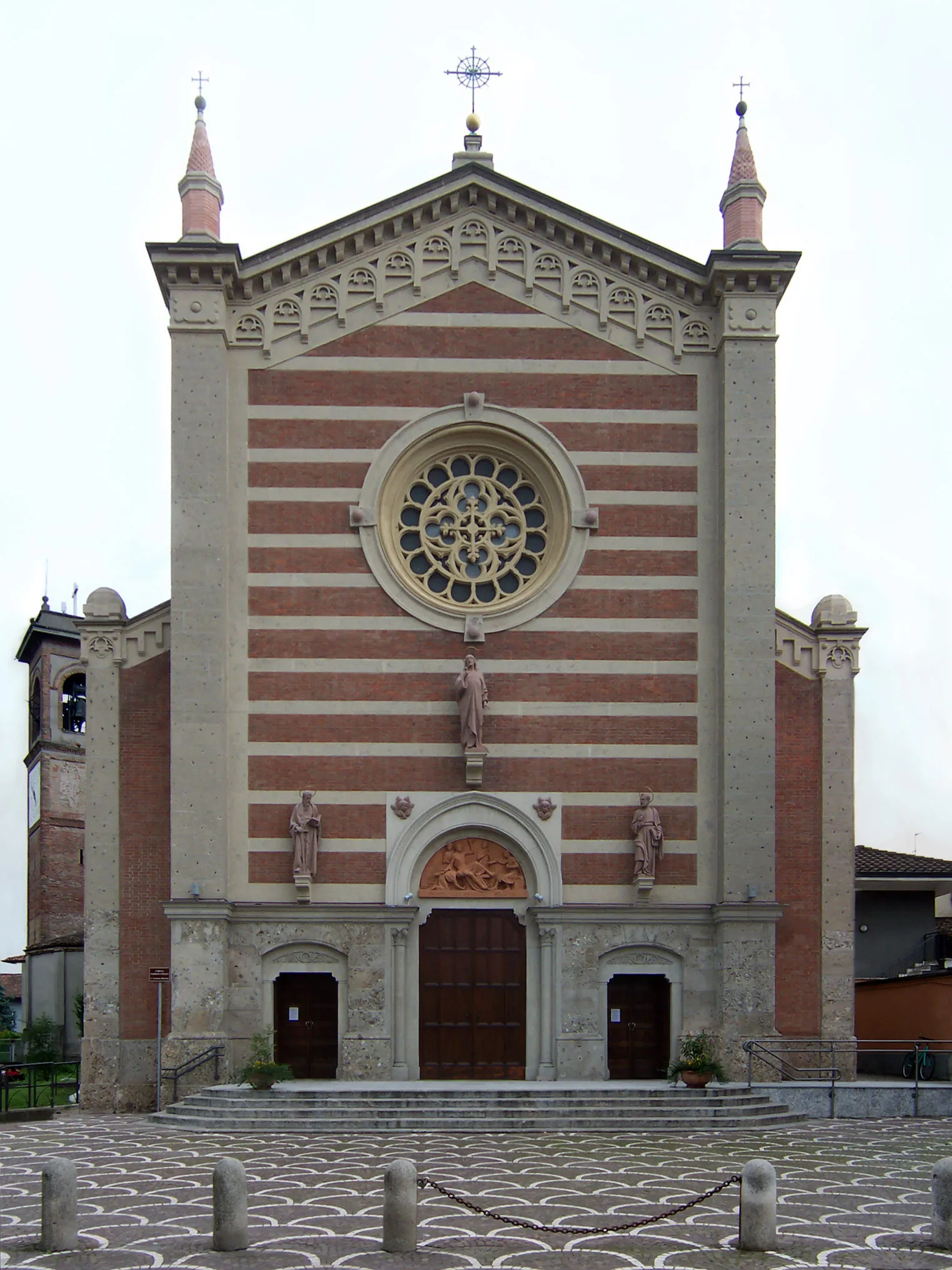 Photo showing: Arzago d'Adda BG - Chiesa Parrocchiale di San Lorenzo - Facciata restaurata nel 2006 - Foto di Magica caricata dall'autore su Wikipedia con licenza GFDL