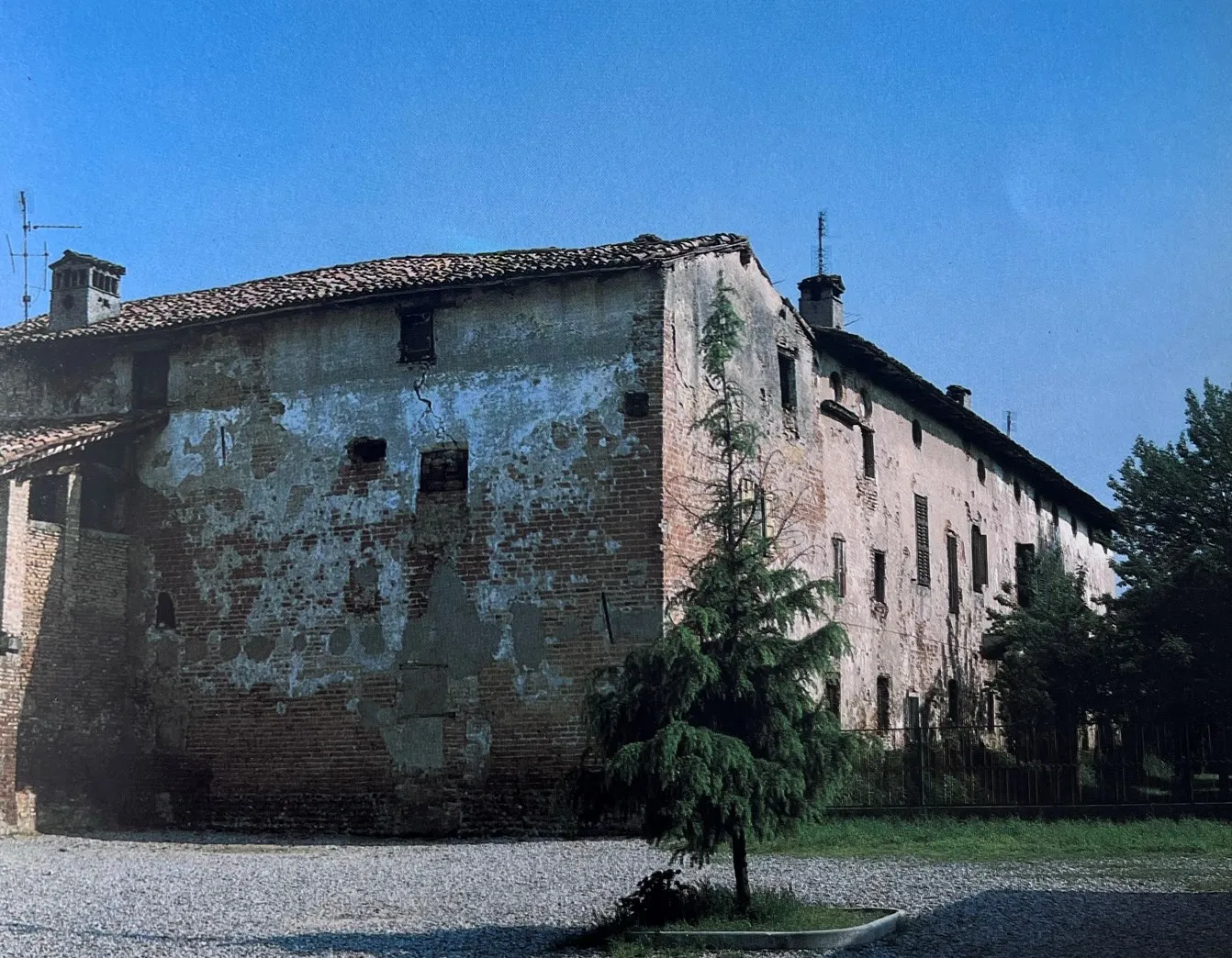 Photo showing: Il 'restelù', cioè il lato ovest di casa Grataroli, verso l'esterno del borgo; alcune masse architettoniche richiamano l'idea di un castello.