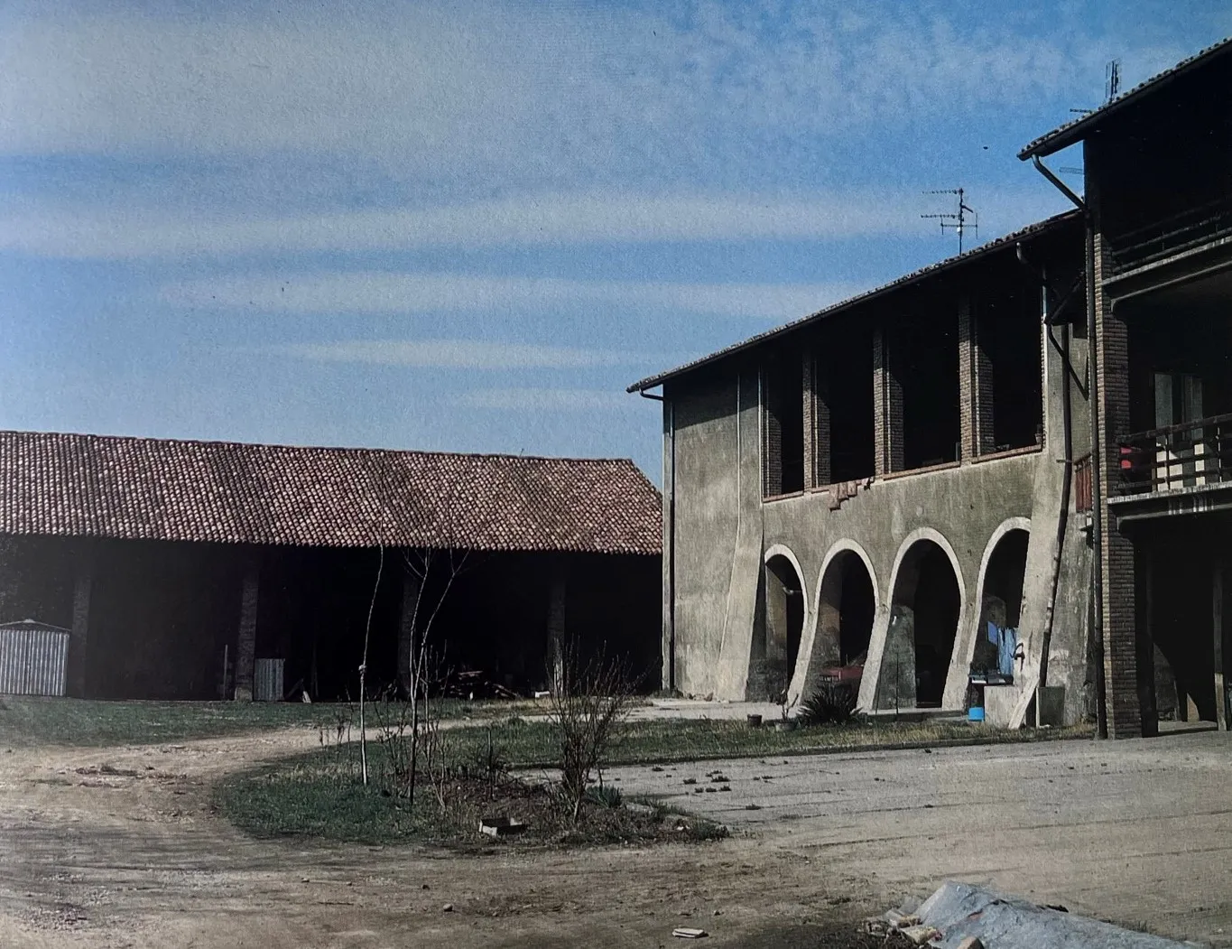 Photo showing: L'interno della cascina della misericordia, anni '80.