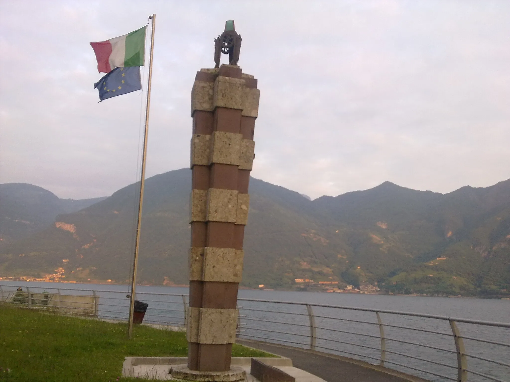 Photo showing: Statua ai caduti di Castro