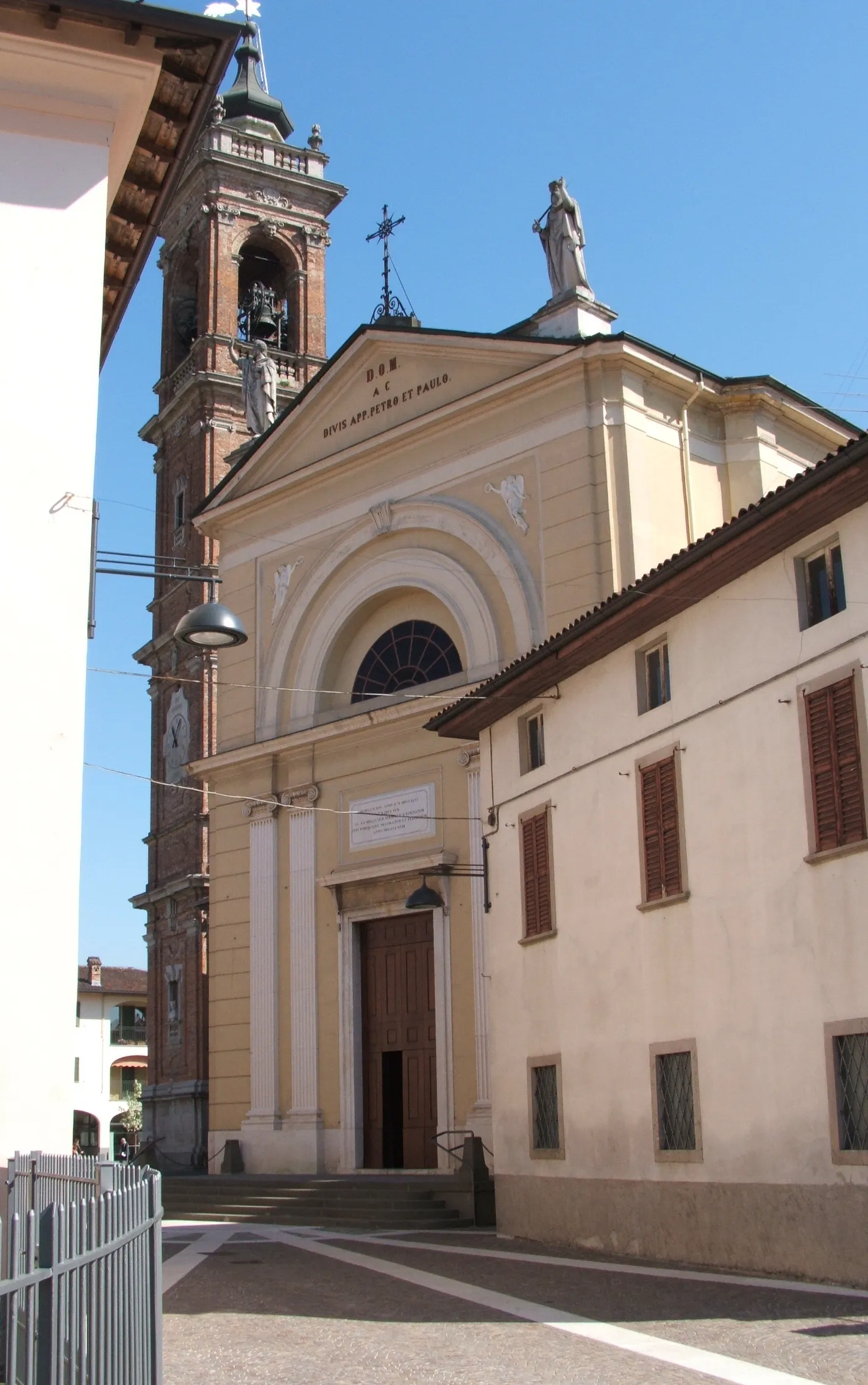 Photo showing: Levate (Bergamo), Lombardy, Italy - Saints Peter and Paul parish church