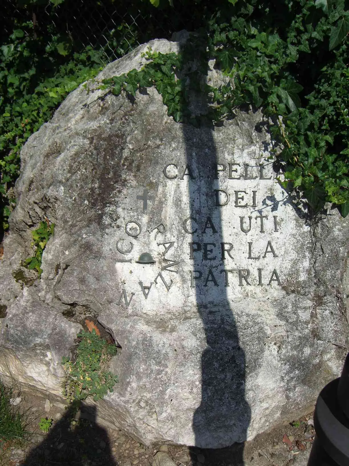 Photo showing: BG Ranzanico - masso con dedica della cappella ai caduti ranzanicesi per la Patria