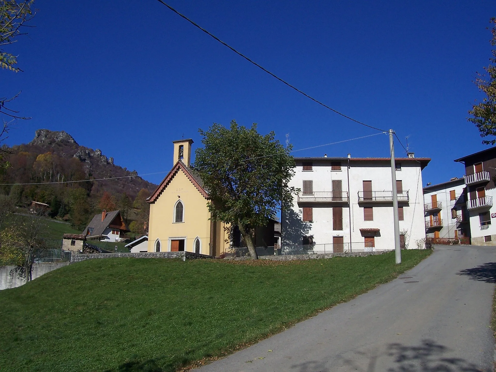 Photo showing: Reggetto (Vedeseta), Lombardy, Italy - on left Corno Zuccone