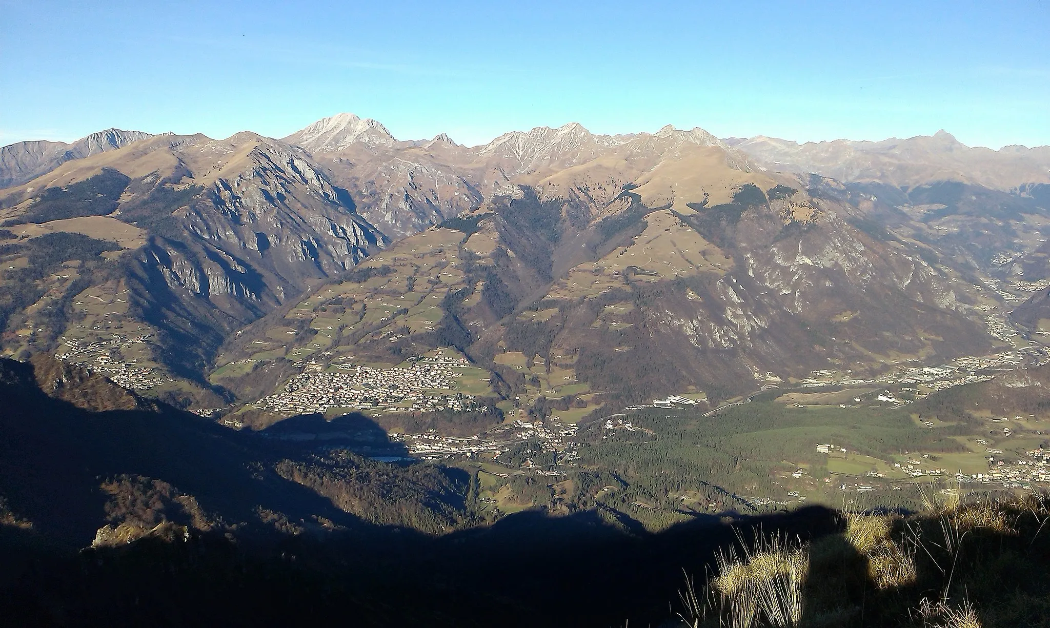 Photo showing: Media Valle Seriana. A fondovalle Ponte Selva e sulle pendici Premolo con il monte Grem (a sinistra) e Parre con monte Vaccaro e monte Secco (a destra). Alle loro spalle, il pizzo Arera. Vista dalla cima del pizzo Formico