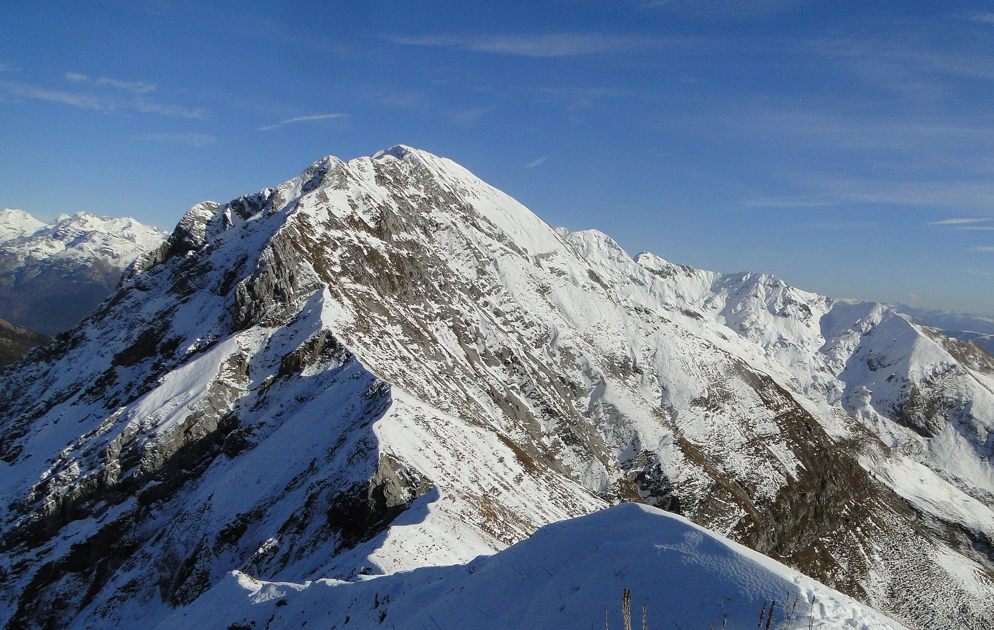 Photo showing: La Cima di Fop, con il passo del Re, vista dalla cima di Leten, val Seriana. Prealpi bergamasche (BG)