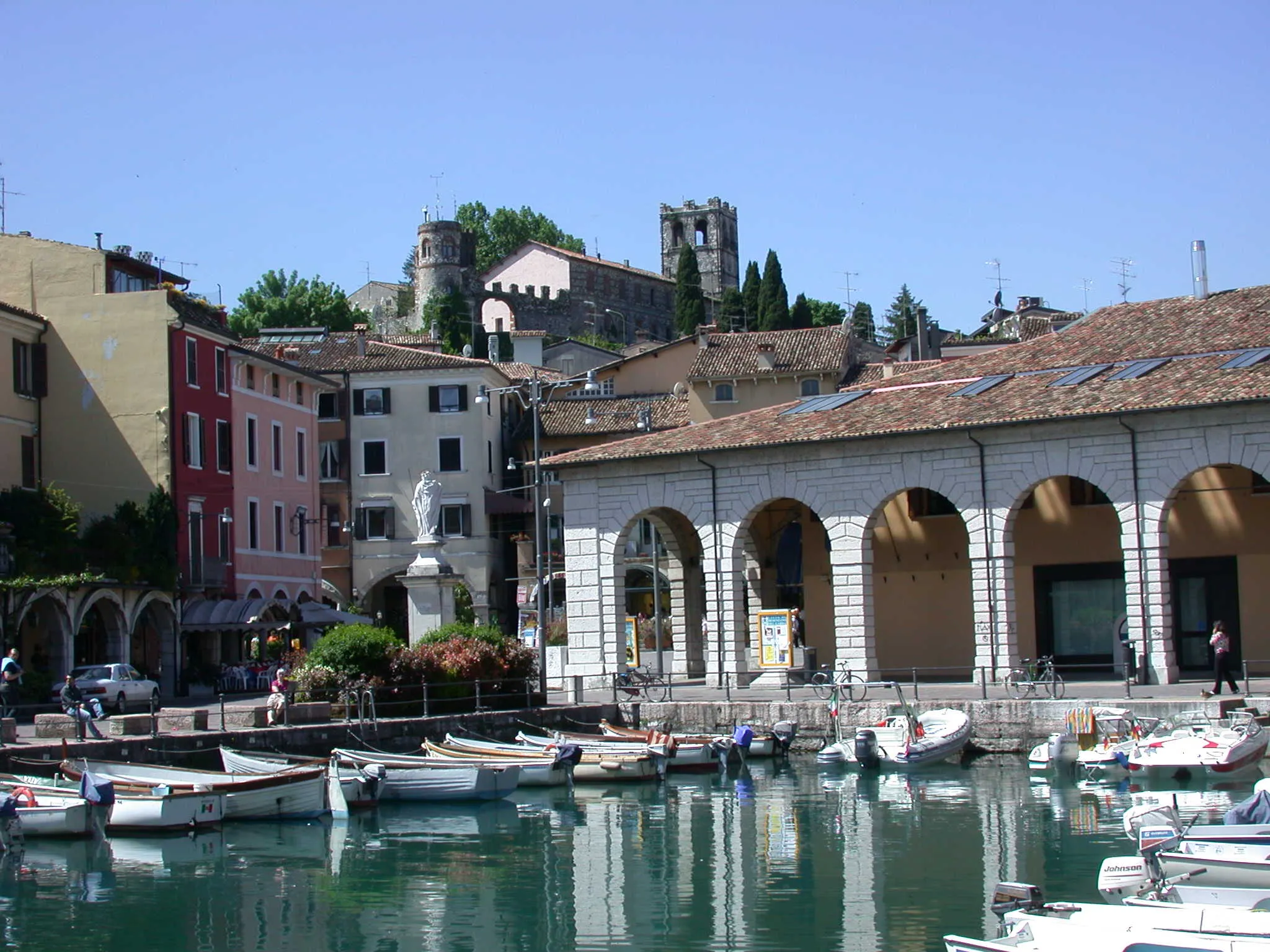 Photo showing: It shows the old port of Desenzano, a city at the lake Garda.

Source: photo uploaded by User:RicciSpeziari. Photographer: Basilio Speziari