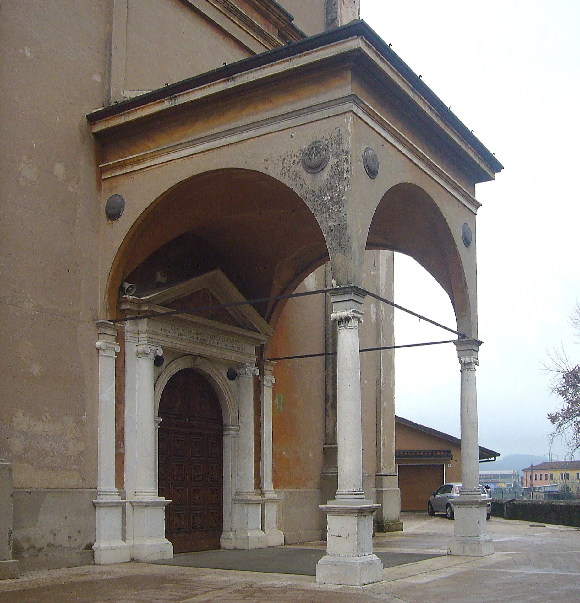 Photo showing: Il protiro della chiesa parrocchiale di Gavardo
