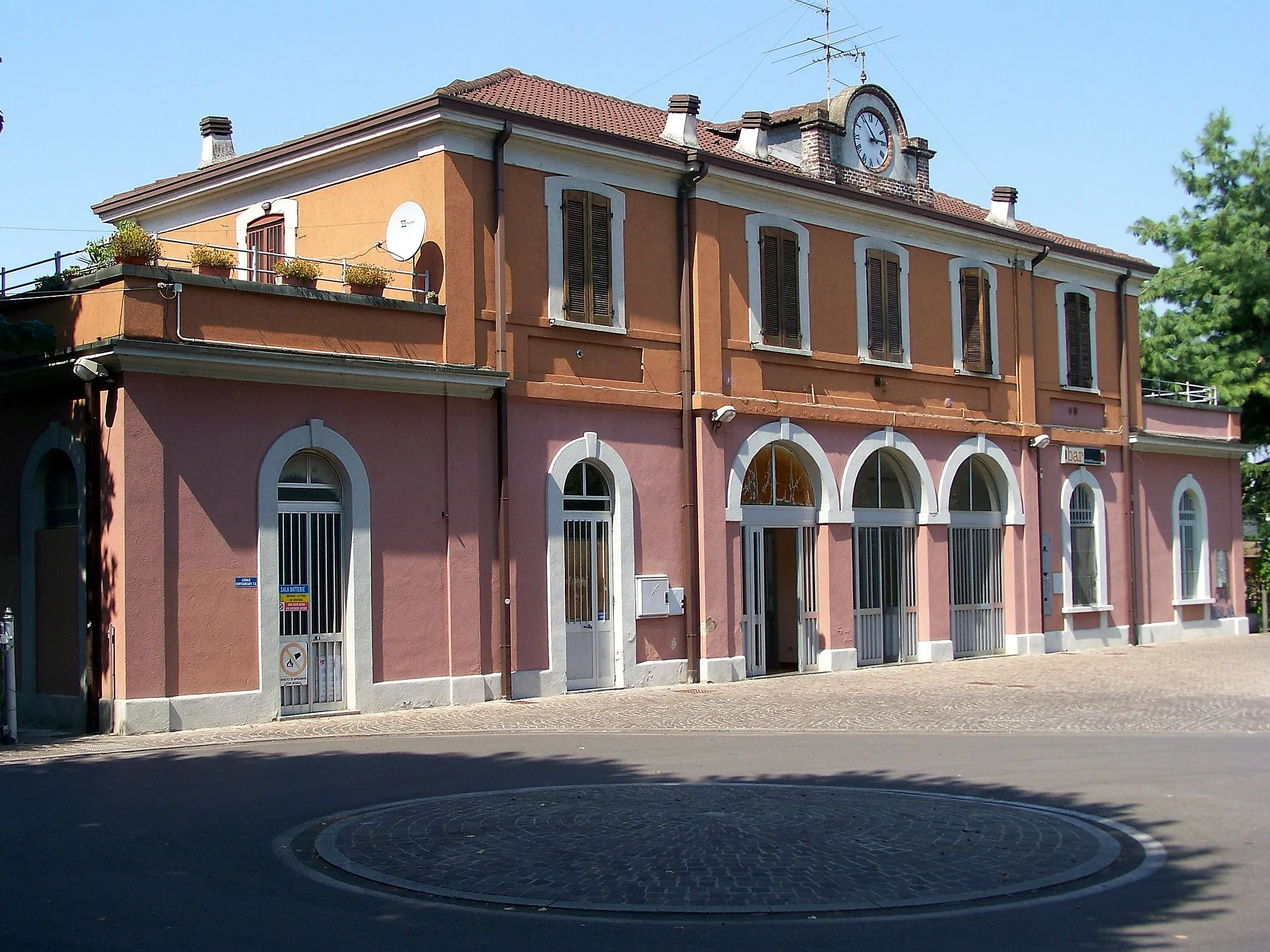 Photo showing: Lato ferrovia del fabbricato viaggiatori della Stazione di Manerbio sulla ferrovia Brescia-Cremona.