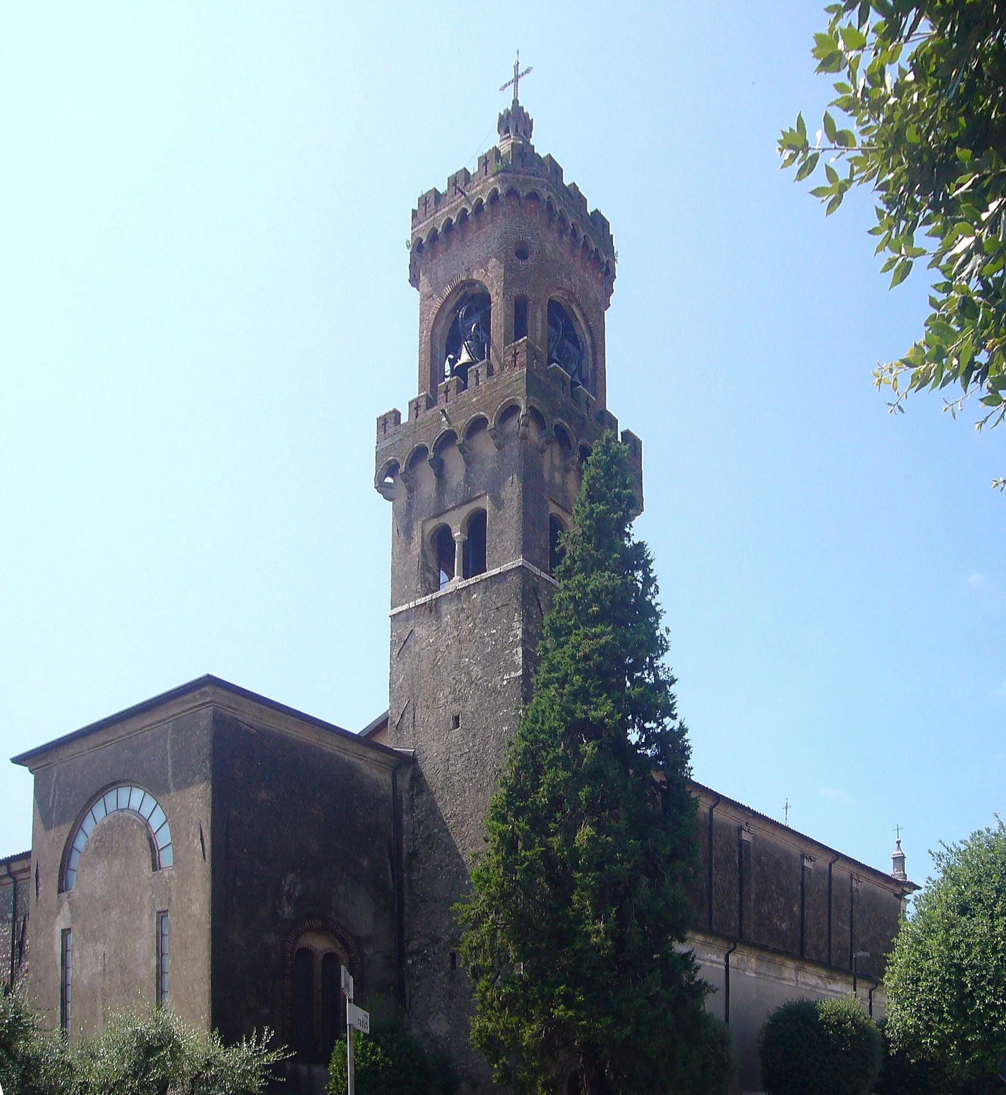 Photo showing: L'abside e il campanile della chiesa di Santa Maria Assunta e Sant'Emiliano a Padenghe sul Garda (BS)