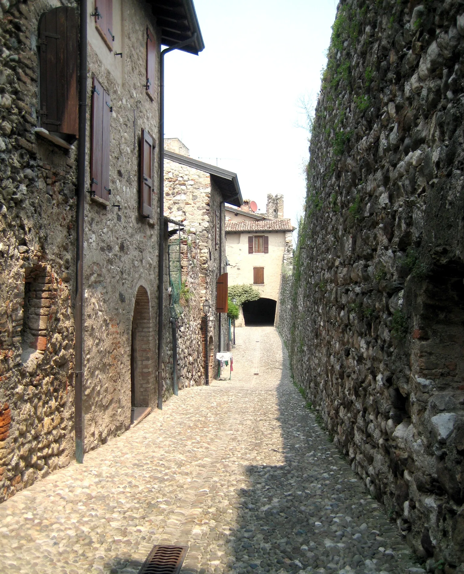 Photo showing: Street and houses inside the fortified town at Padenghe sul Garda.