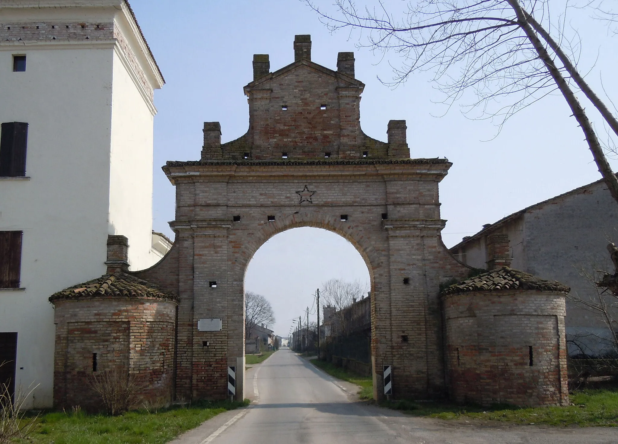 Photo showing: Gambara, frazione Corvione, porta di ingresso.