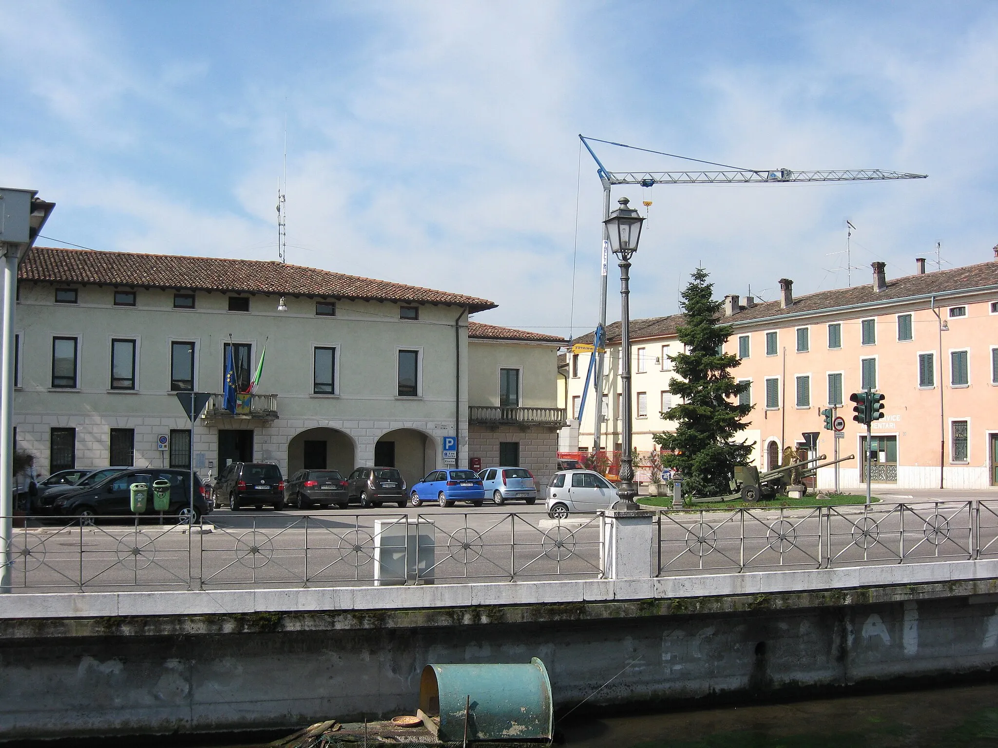 Photo showing: Roma square, Isorella, province of Brescia, Italy