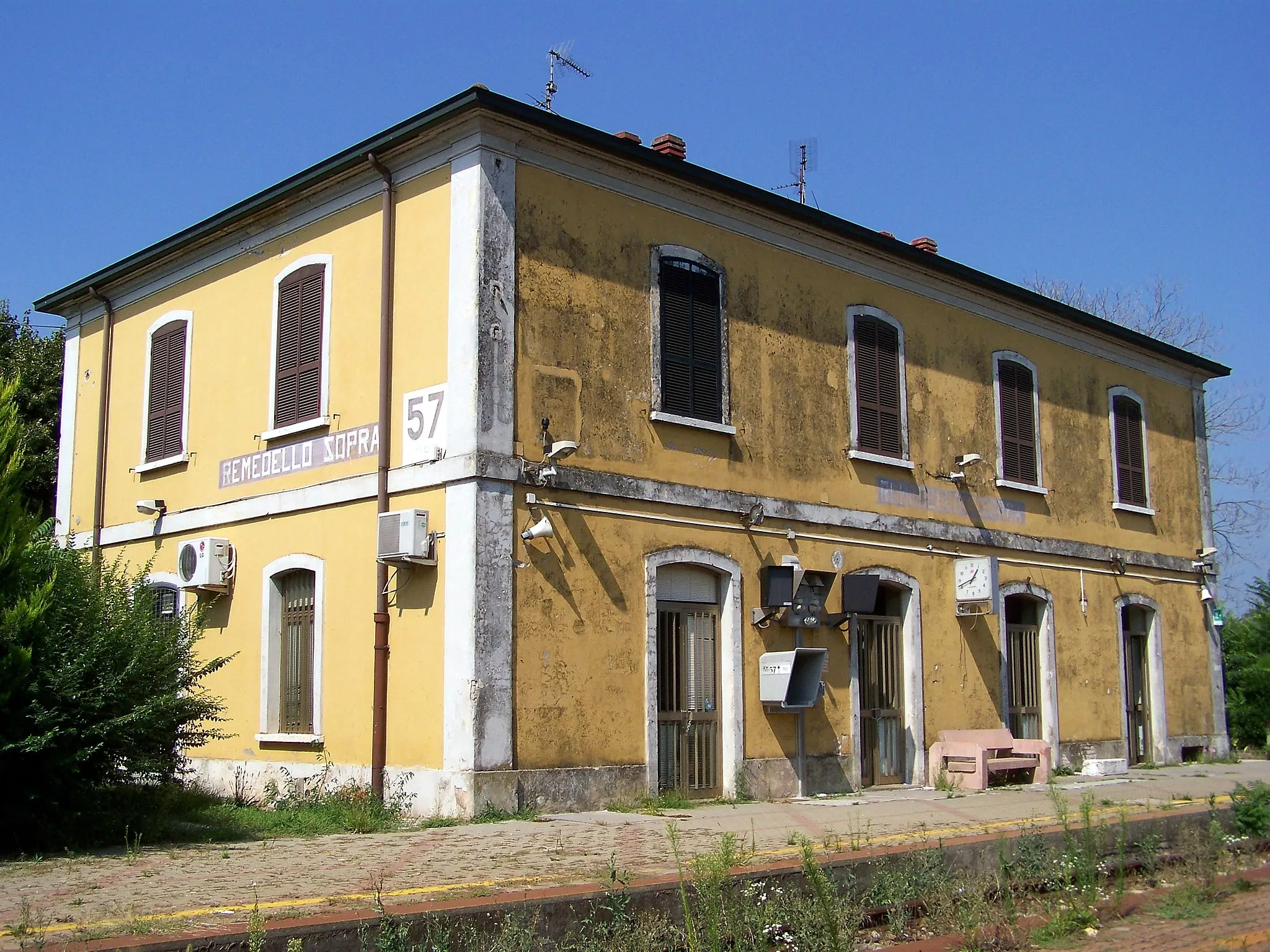 Photo showing: Lato ferrovia del Fabbricato Viaggiatori della stazione di Remedello Sopra