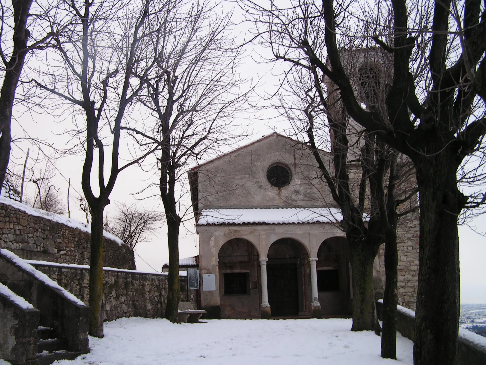 Photo showing: Vista della Madonna del Corno innevata dal lato dell'entrata della chiesa.