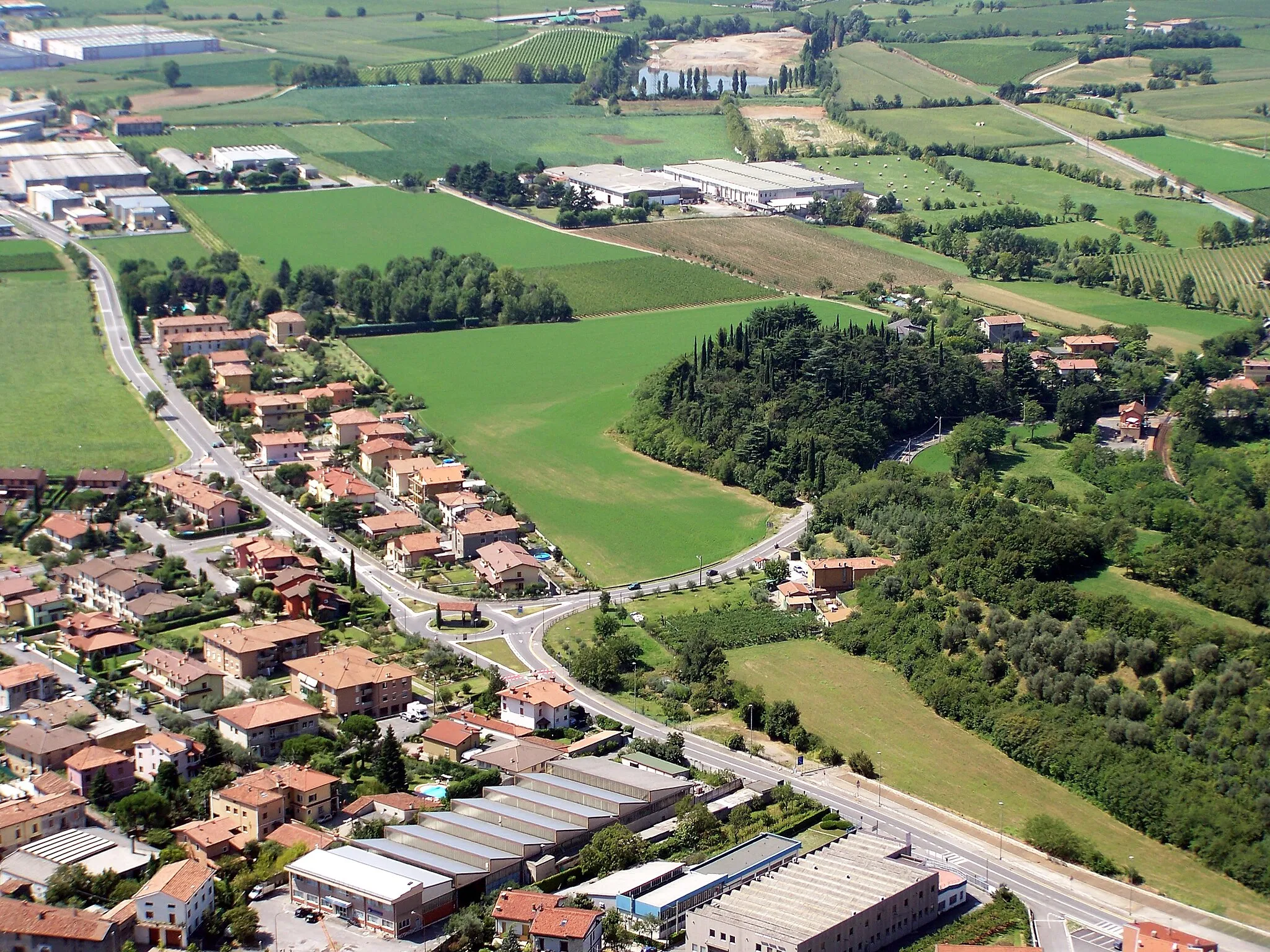 Photo showing: Veduta dall'alto della zona sud-ovest di Provaglio d'Iseo con particolare del vecchio e del nuovo tracciato della Brescia-Iseo.
Al centro la rotonda presso la quale si incrociano via Vecchia Stazione, diretta a sud, e via Nuova Stazione, diretta a ovest.