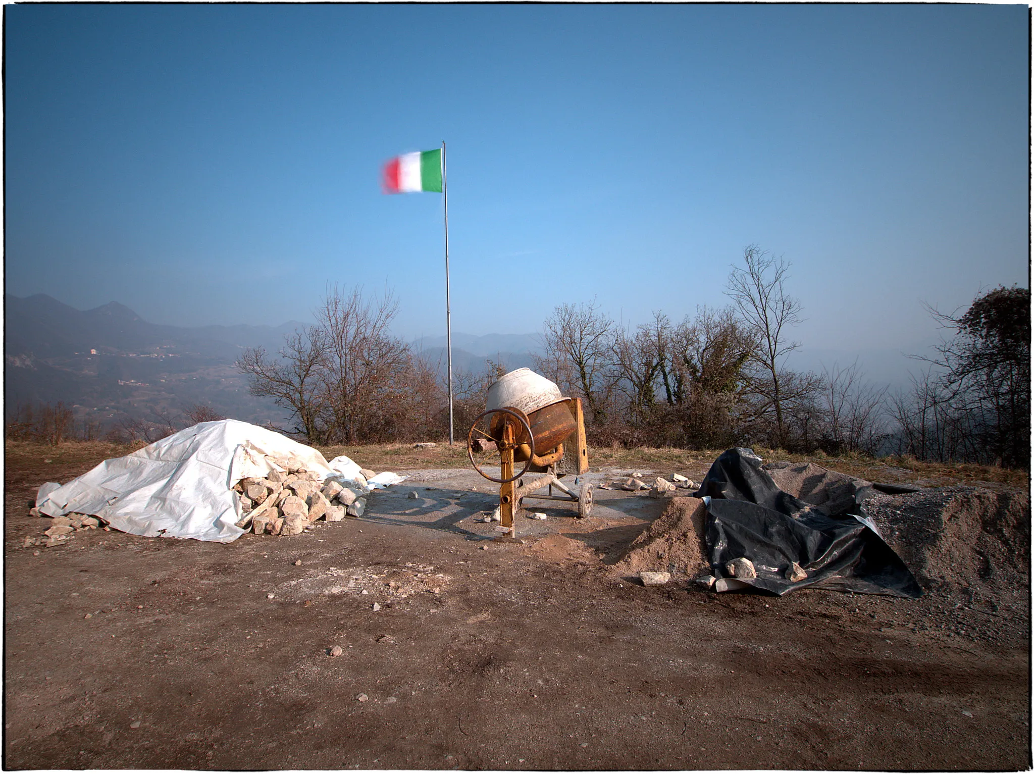 Photo showing: 500px provided description: Italian Flag Preseglie February 2017 [#trees ,#sky ,#mountains ,#italy ,#building ,#working]