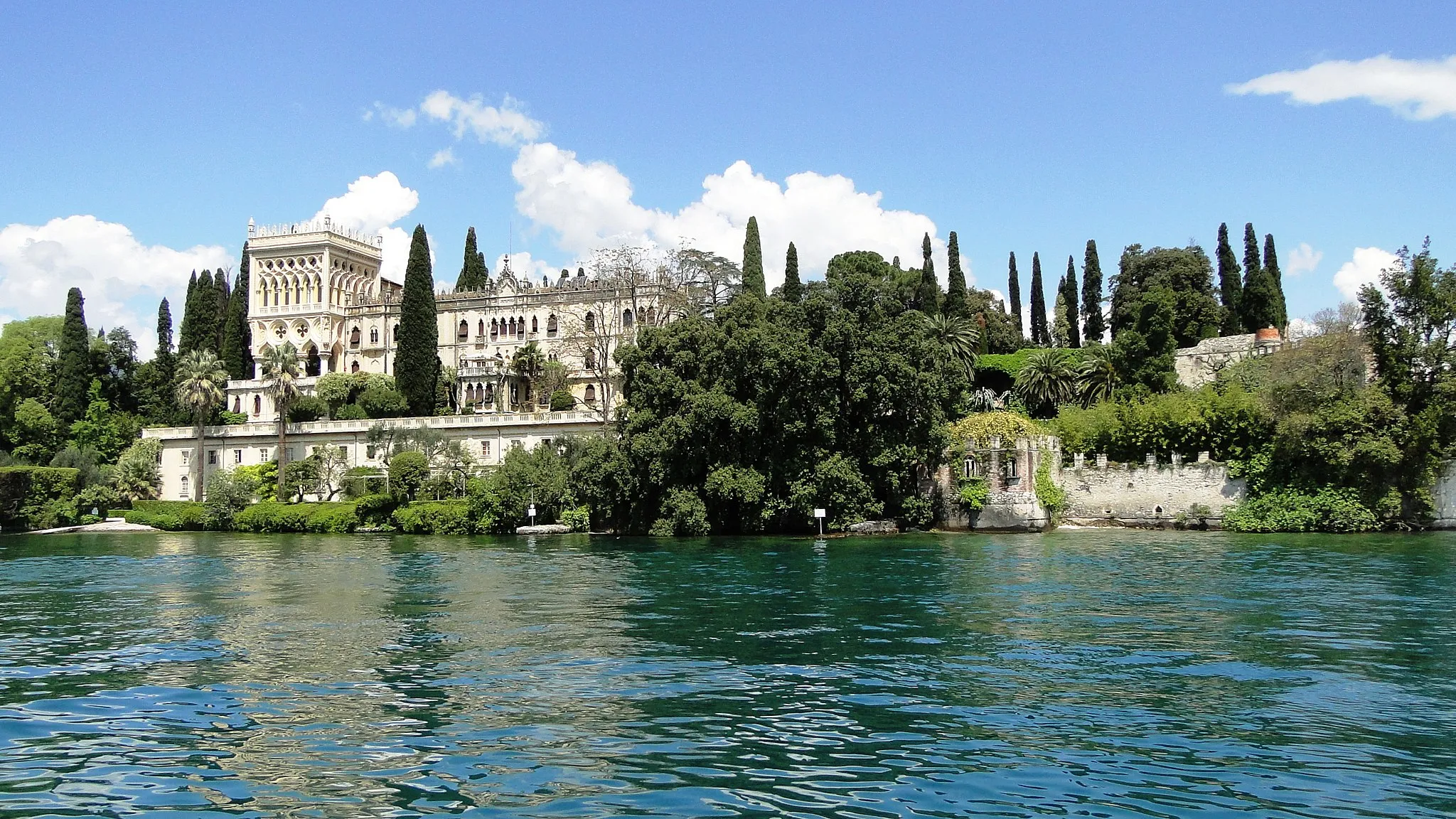 Photo showing: Villa Borghese-Cavazza on the Isola del Garda, Lake Garda, Italy as seen from the lake with fortifications on the right