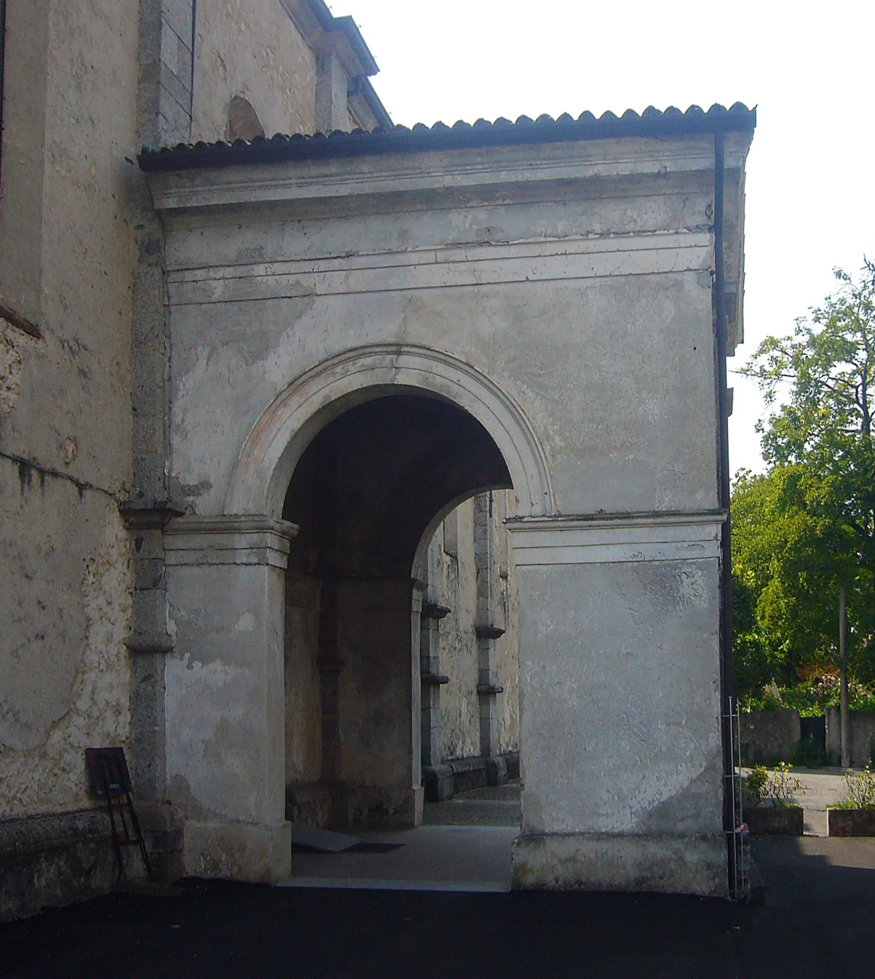 Photo showing: Il portichetto sul lato settentrionale della chiesa parrocchiale di San Michele Arcangelo a Sabbio Chiese (BS)